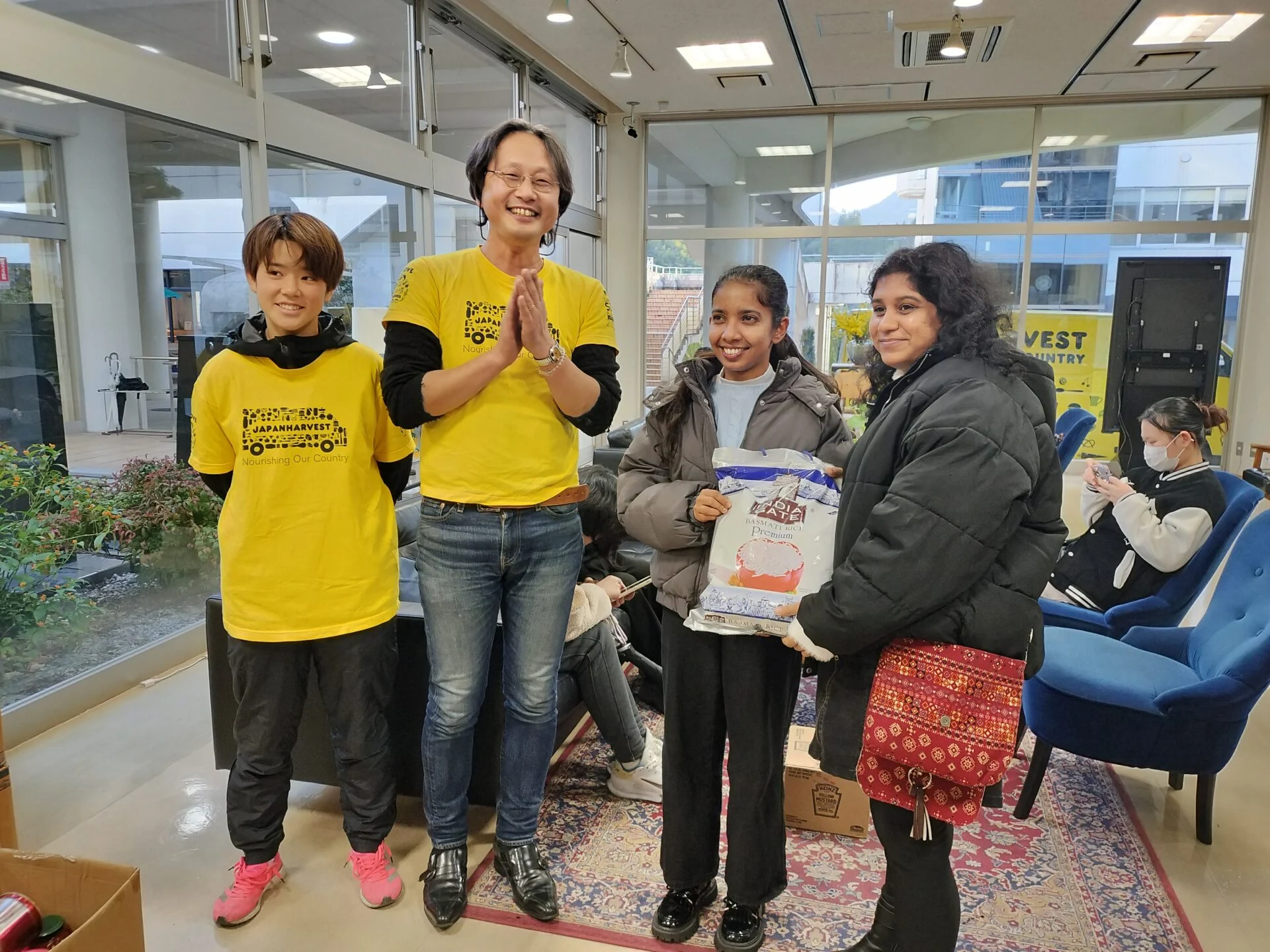 貴重なインド米を受け取るスリランカ人留学生