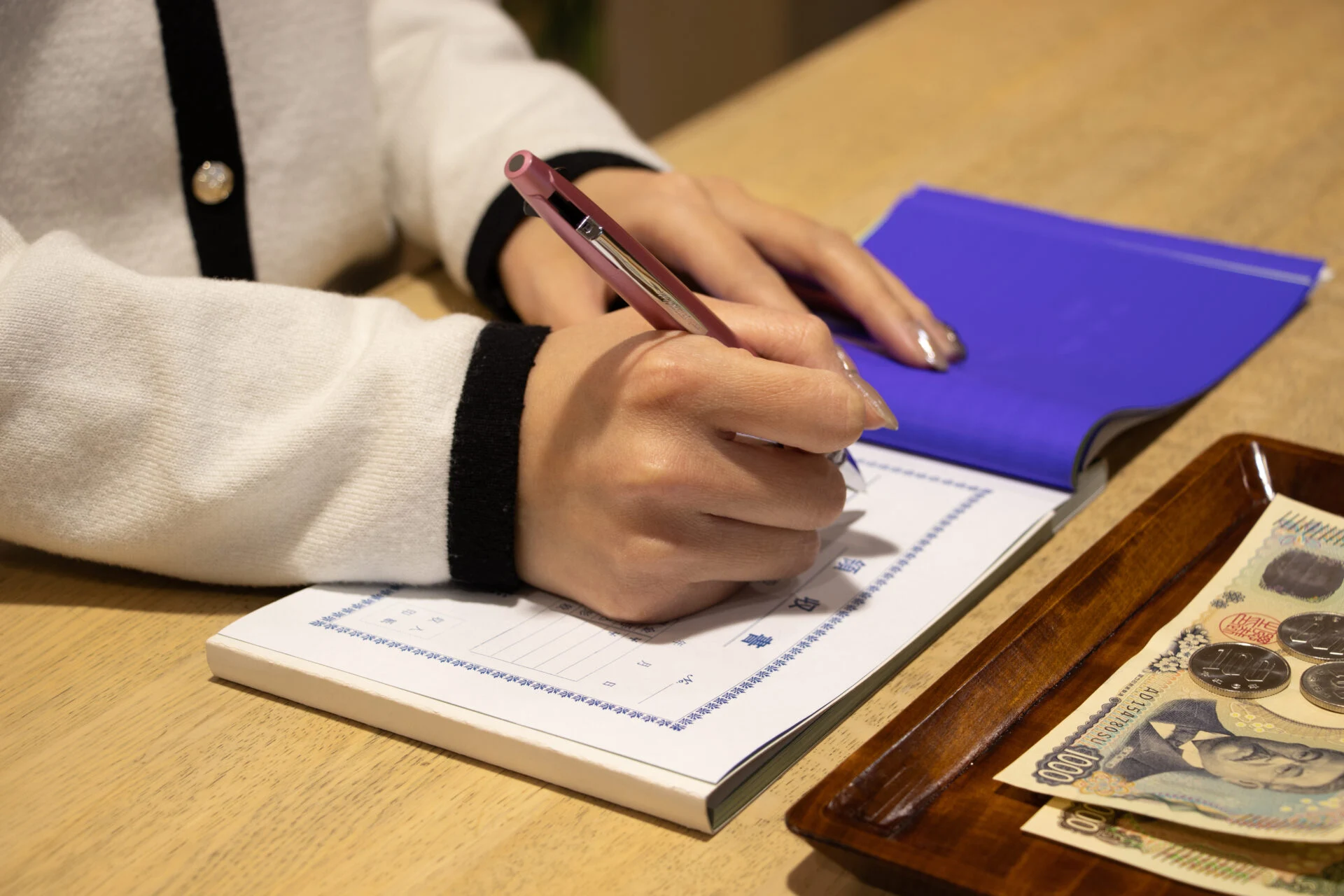 事務作業中の手元