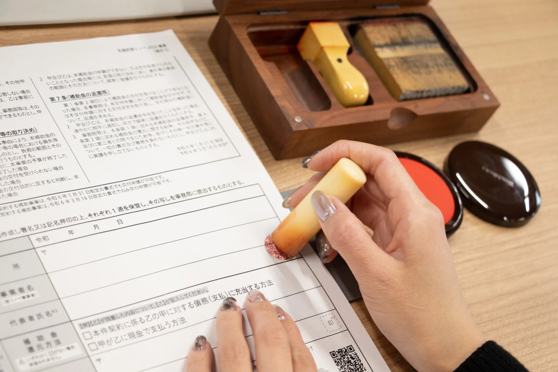 事務作業中の手元