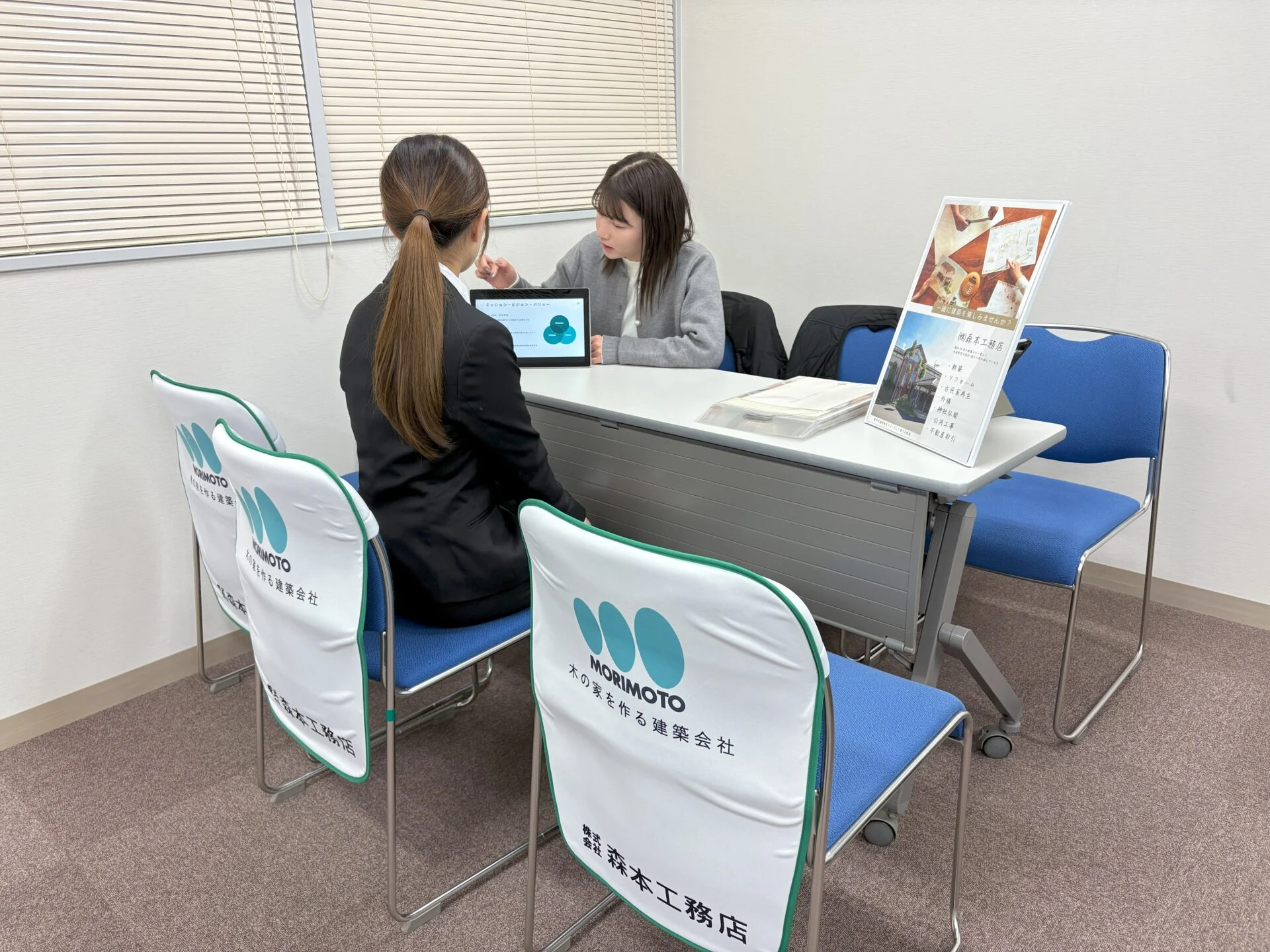 合同企業説明会で会社説明をおこなう森元さん　画像提供：森本工務店