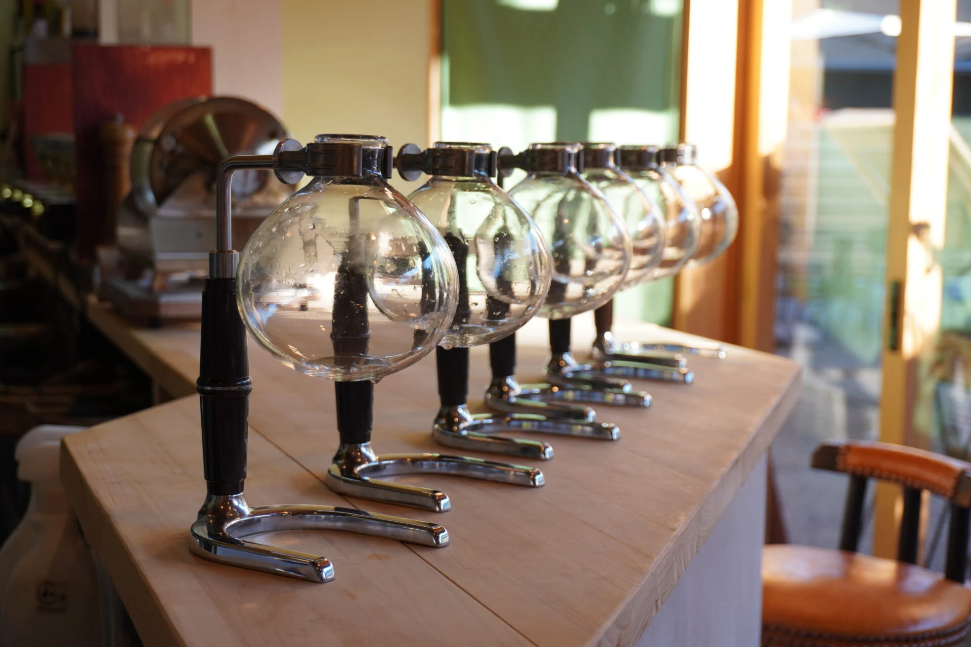 カウンターに並べられたサイフォン