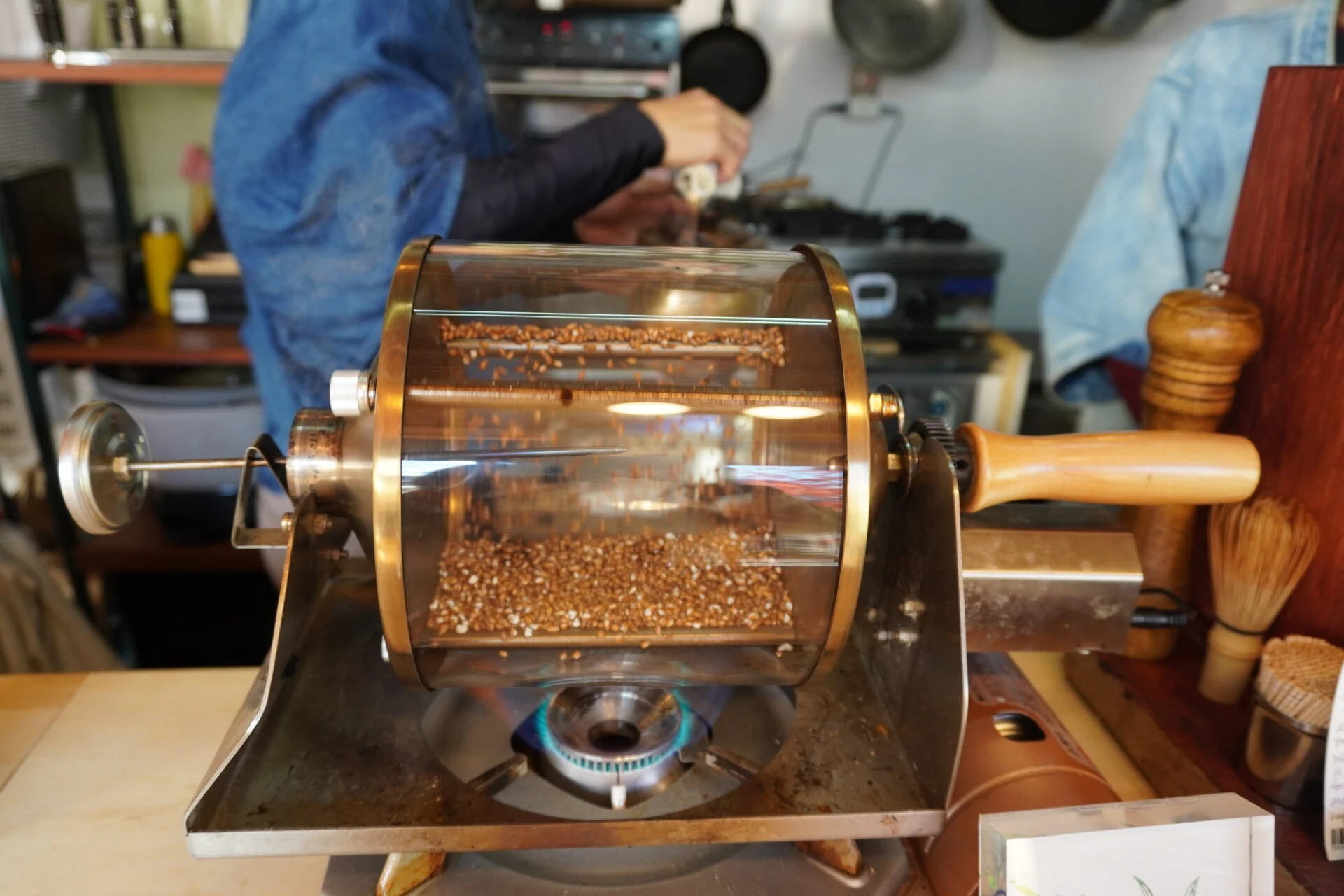 玄米が爆ぜ始めるまで焙煎する