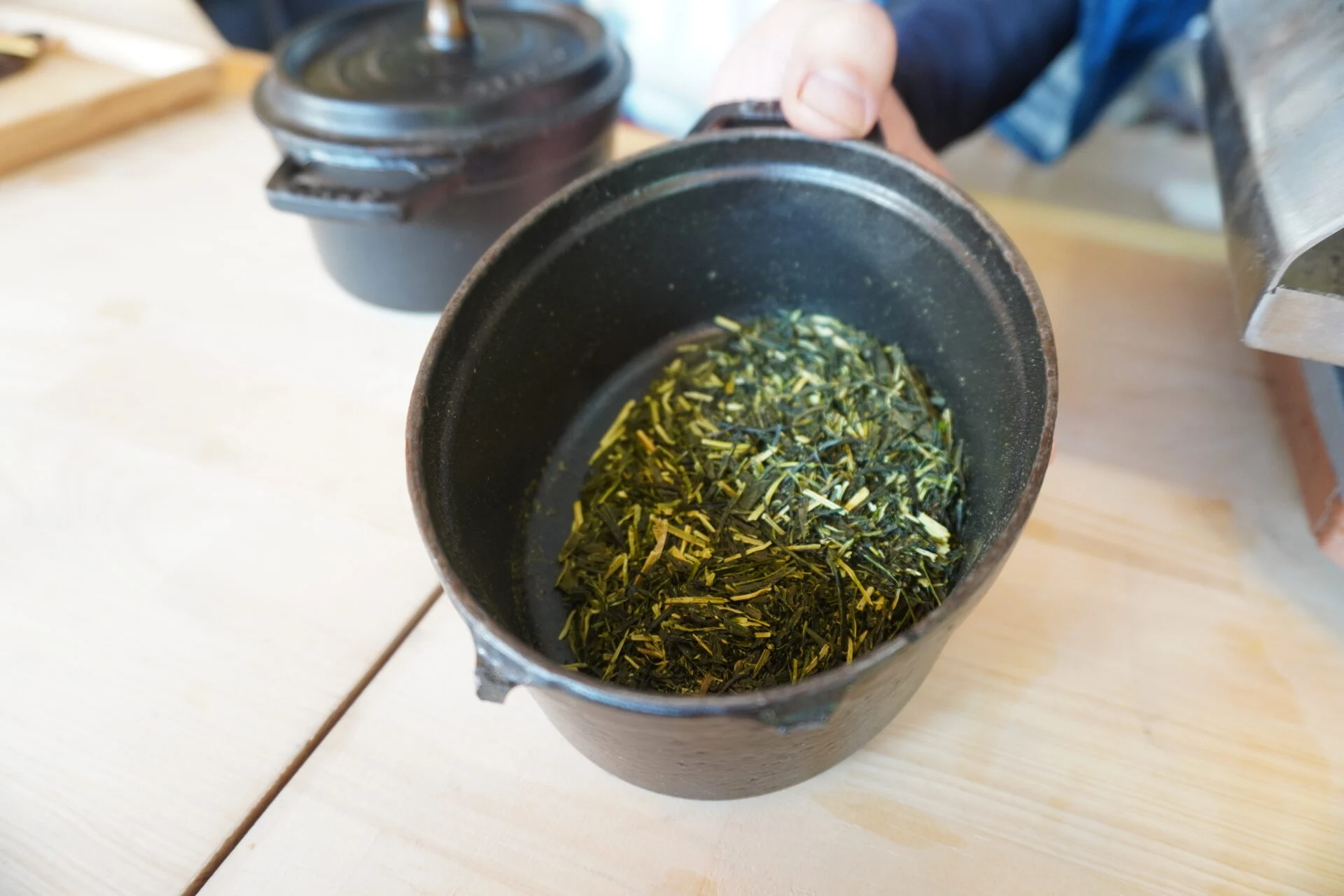 玄米茶に使用する茶葉（雁ヶ音と上青柳のミックス）