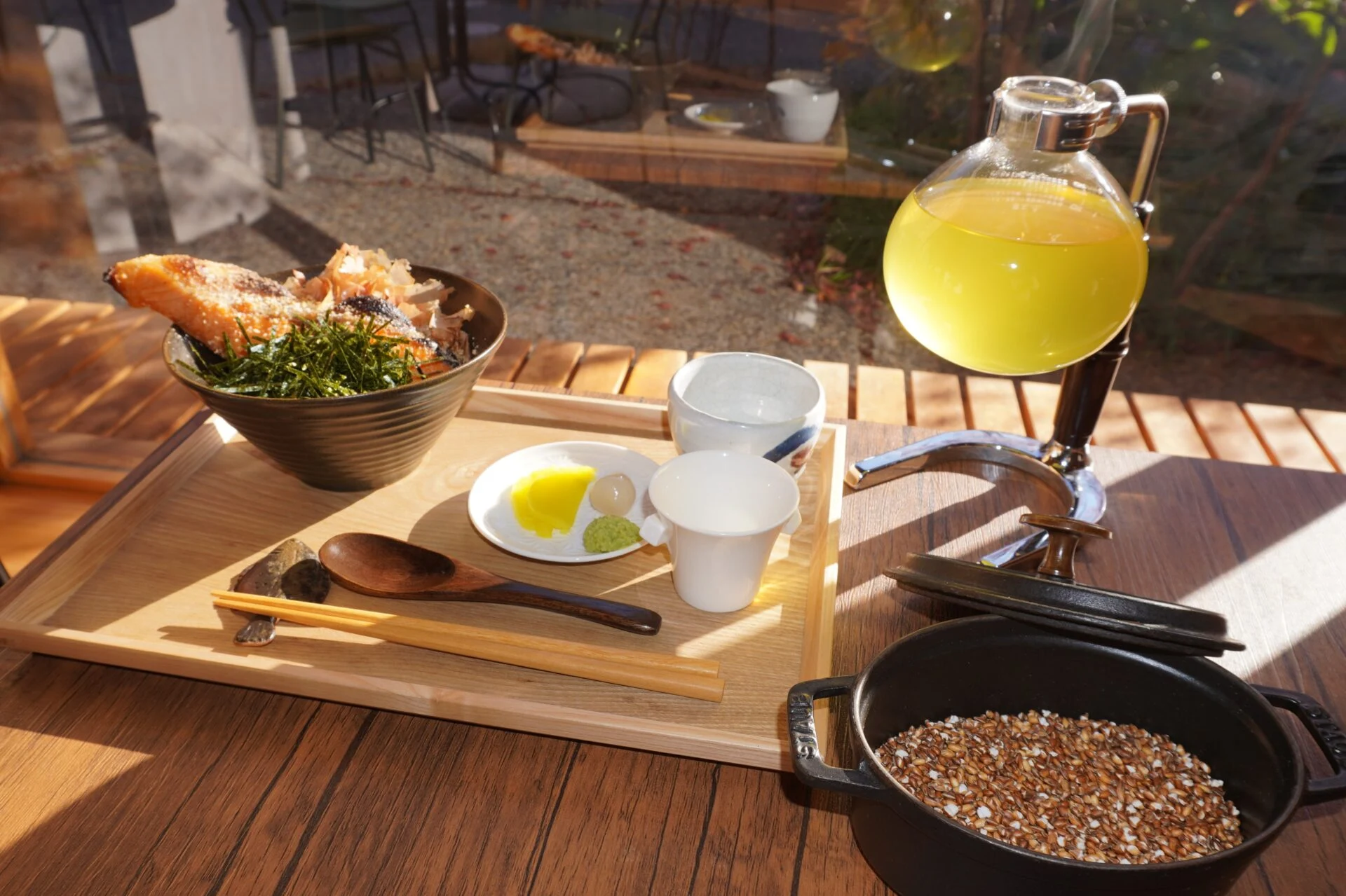 鮭茶漬けのセット（玄米はトレイの上の器に入れて出されます）