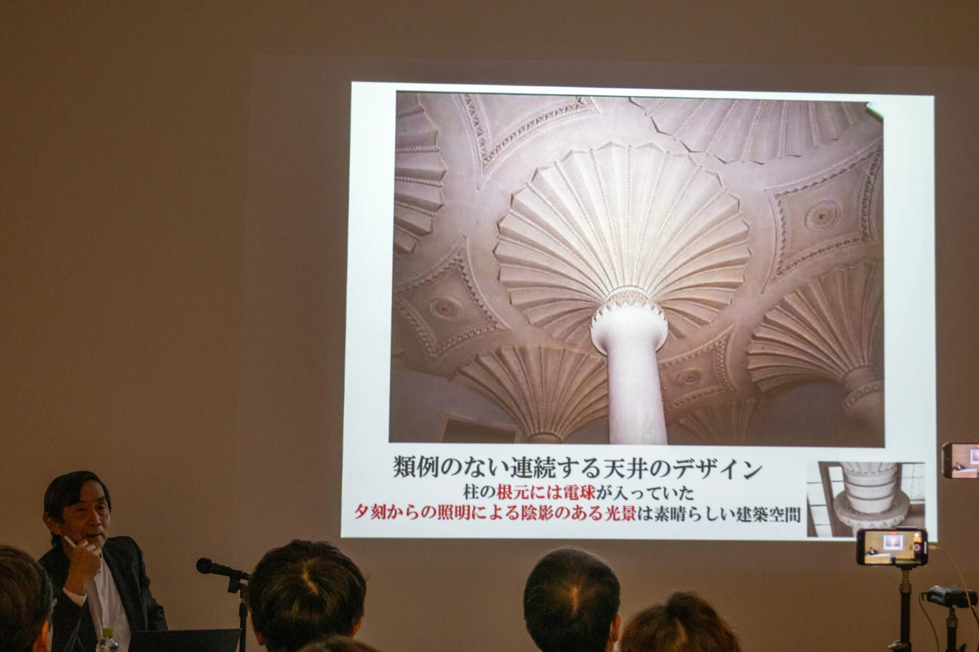 柱の根元付近には電球が埋め込まれていました