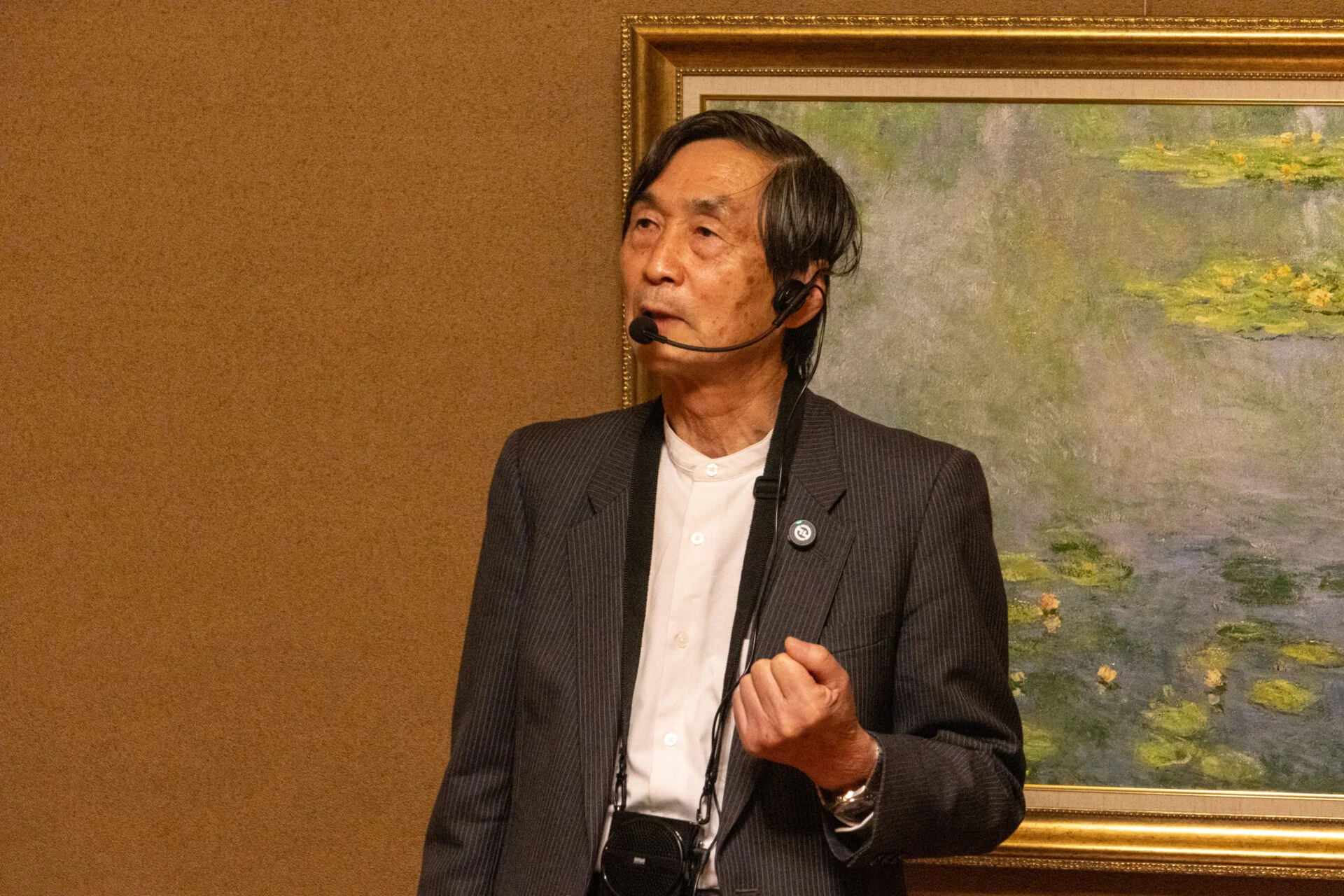 有隣荘におけるアール・デコ様式の意匠について説明する上田先生