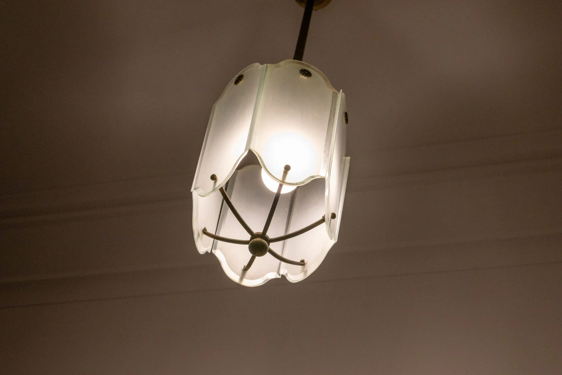 六角形をした照明の意匠は、アール・デコ様式そのもの