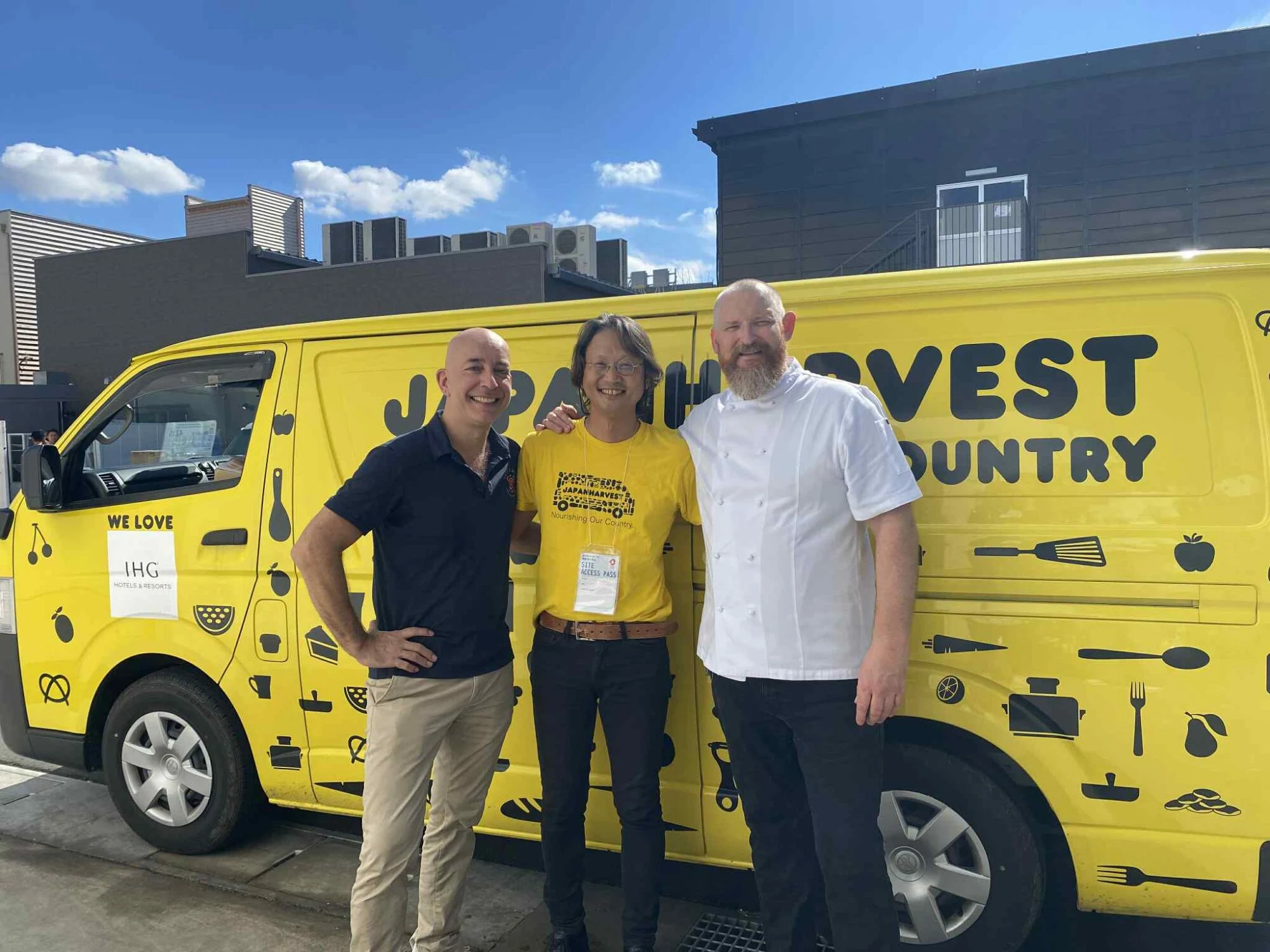 大阪・関西万博・オーストラリア館で食品を受け取った場面（画像提供：成田賢一）