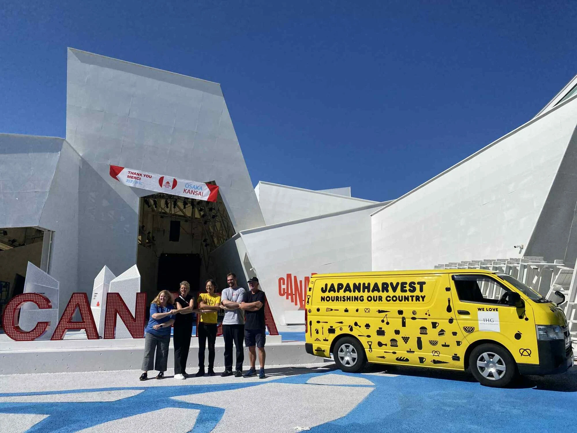 大阪・関西万博・カナダ館で食品を受け取った場面（画像提供：成田賢一）