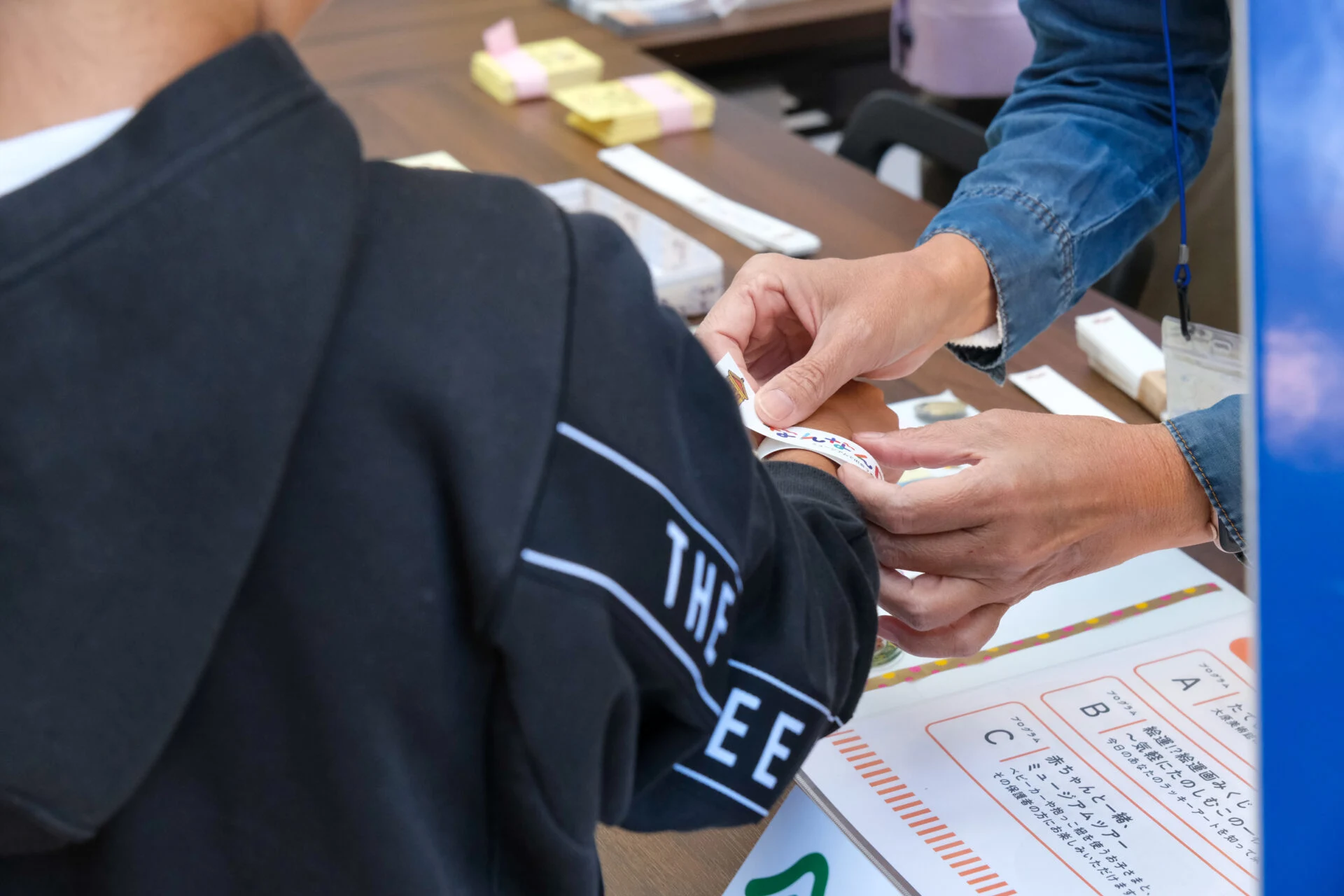 参加者にはリストバンドが手渡される