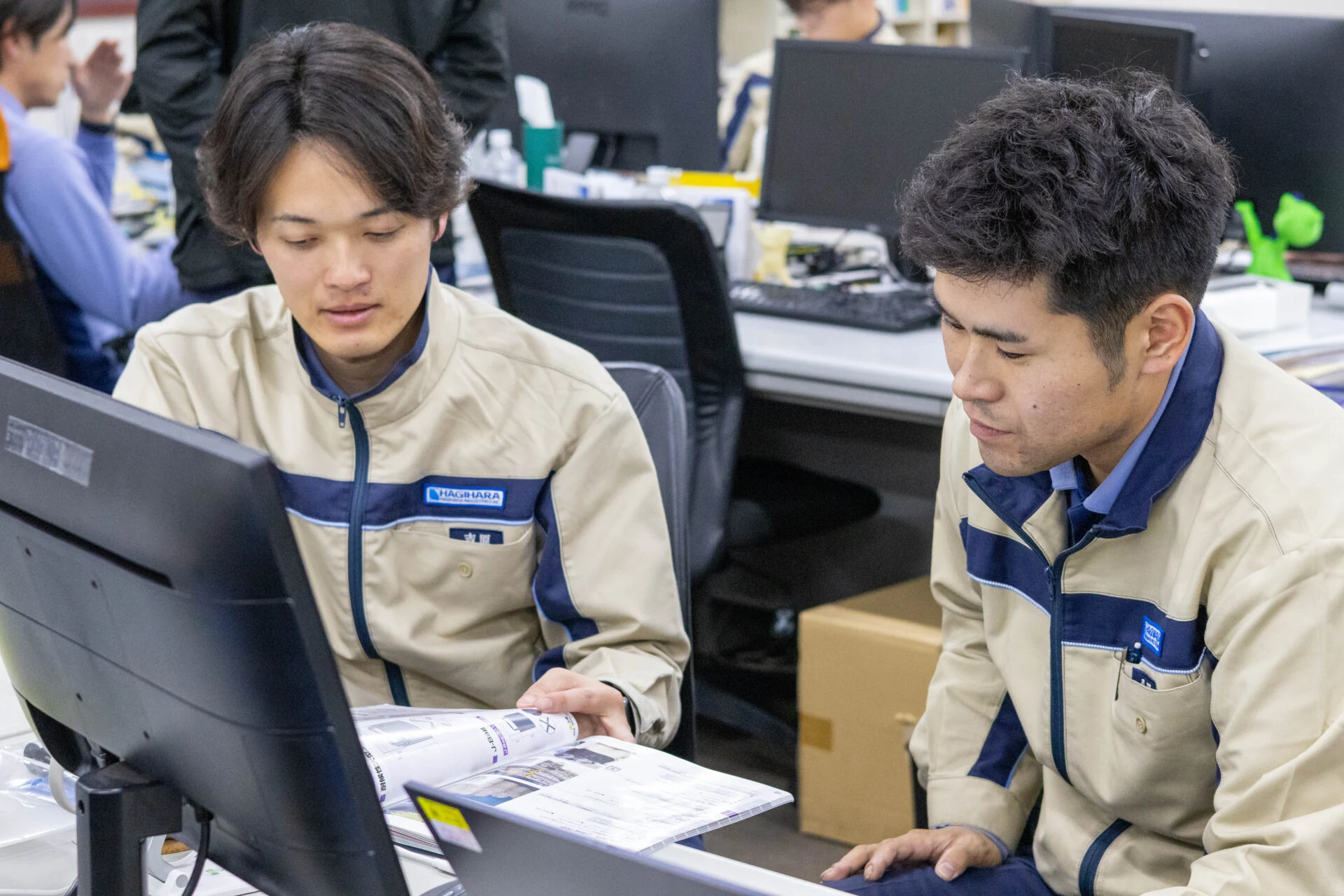 仕事中の八田さん