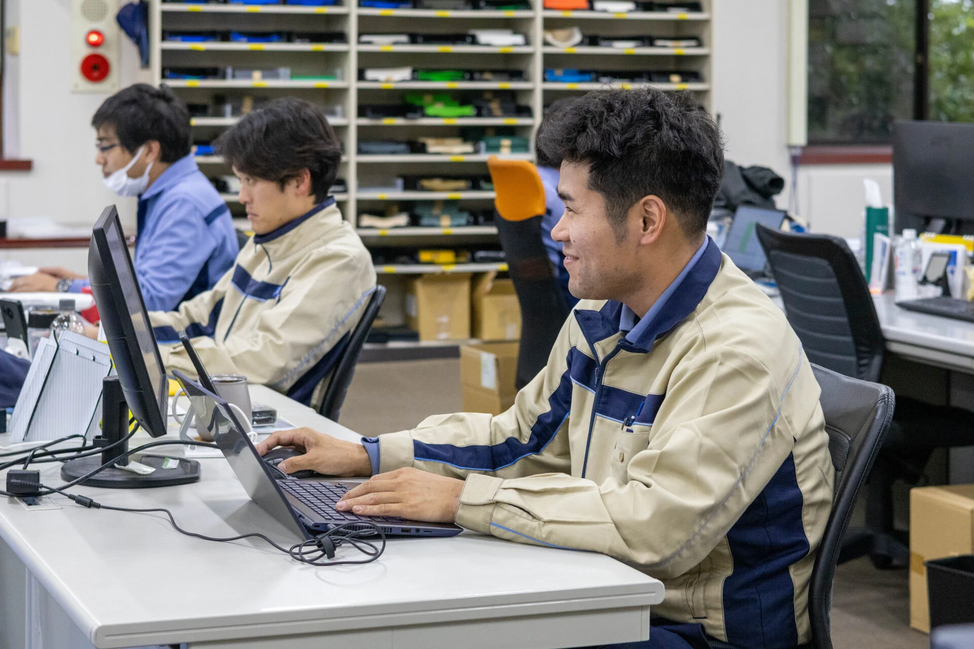 仕事中の八田さん