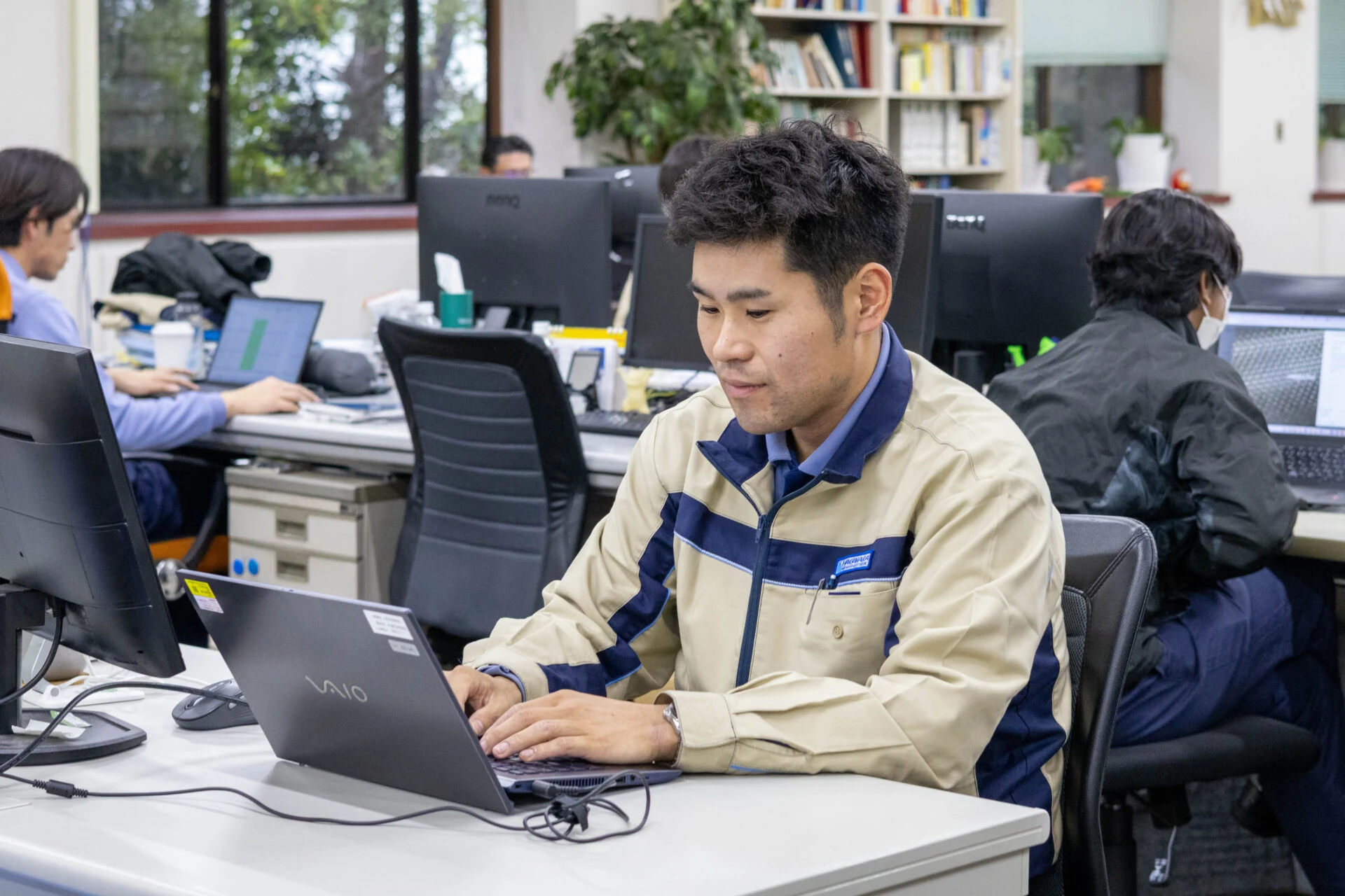 仕事中の八田さん