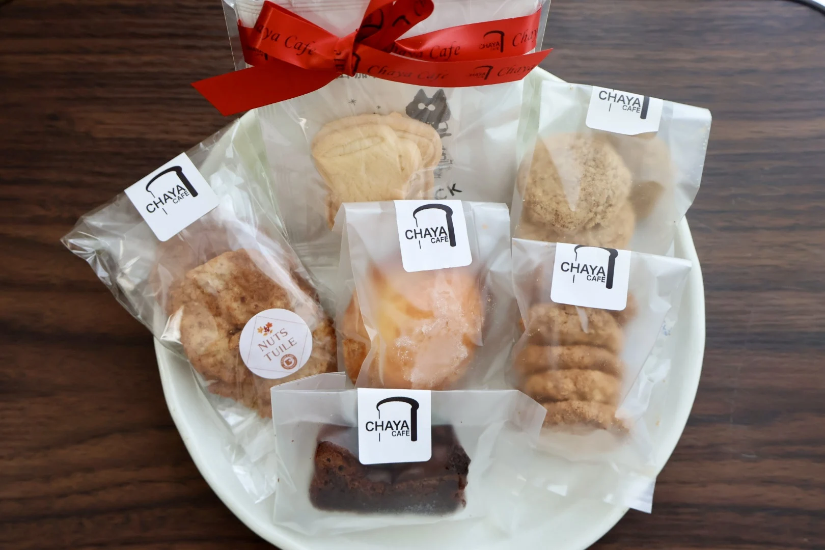 (写真手前から時計回りに)
・米粉ガトーショコラ
・米粉チュイル
・米粉スタンプクッキー(ドリップコーヒー付き)
・米粉コーヒークッキー
・米粉ナッツクッキー
・米粉レモンケーキ