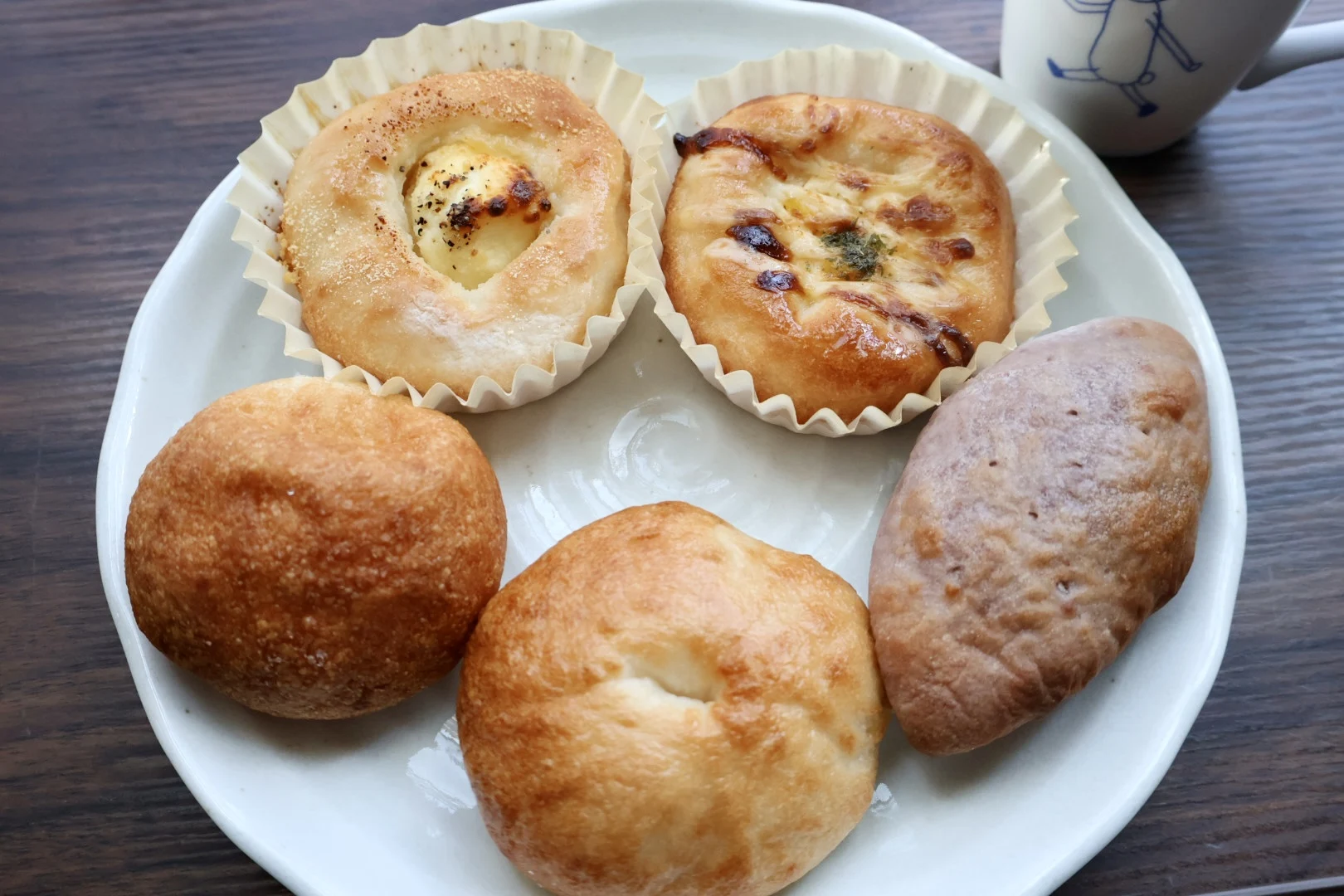 写真左上から時計回りに
・はちみつ濃厚チーズパン
・コーンマヨ
・コグマパン
・ベーグル（プレーン）
・塩パン