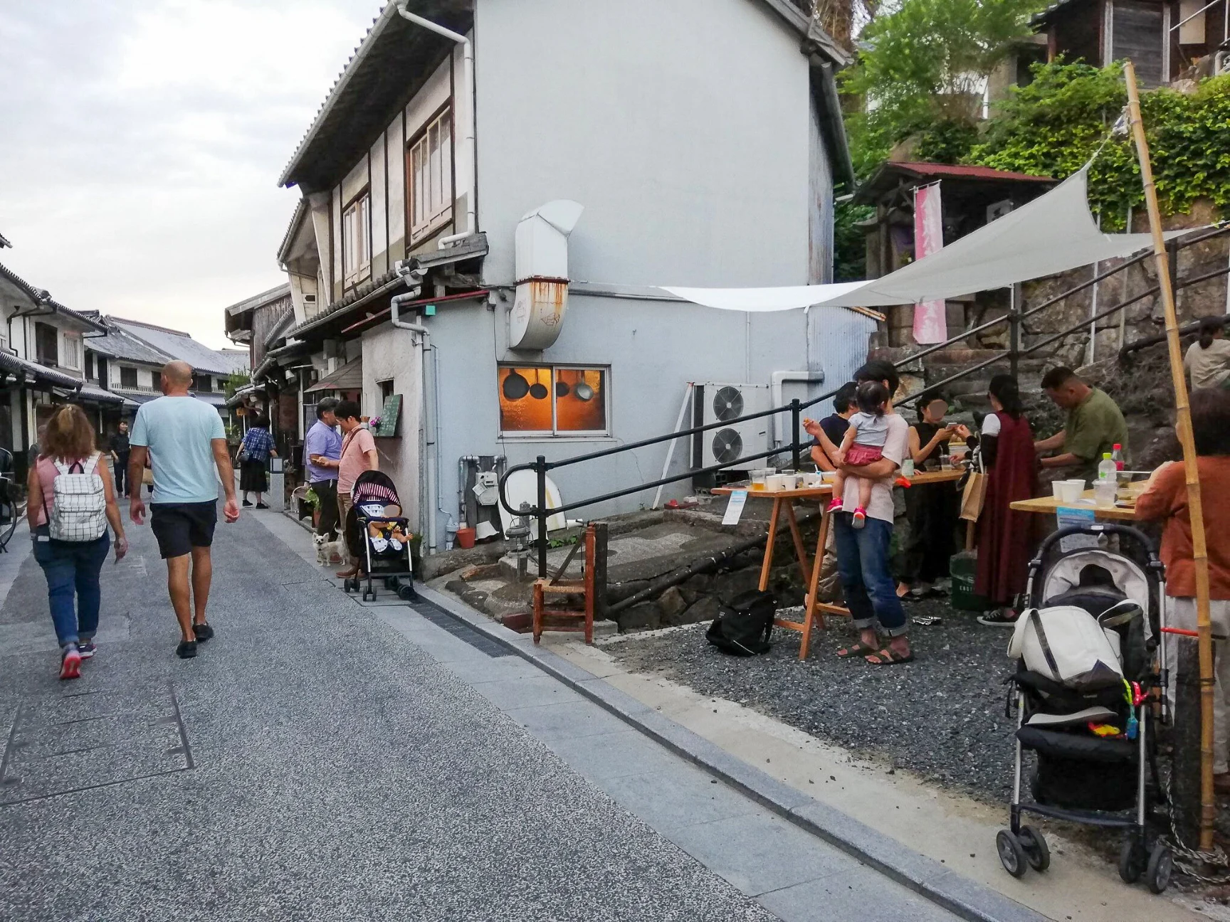 広場にはタープと長机が用意され立ち飲みできる(画像提供:町の暮らしをたのしむ会)