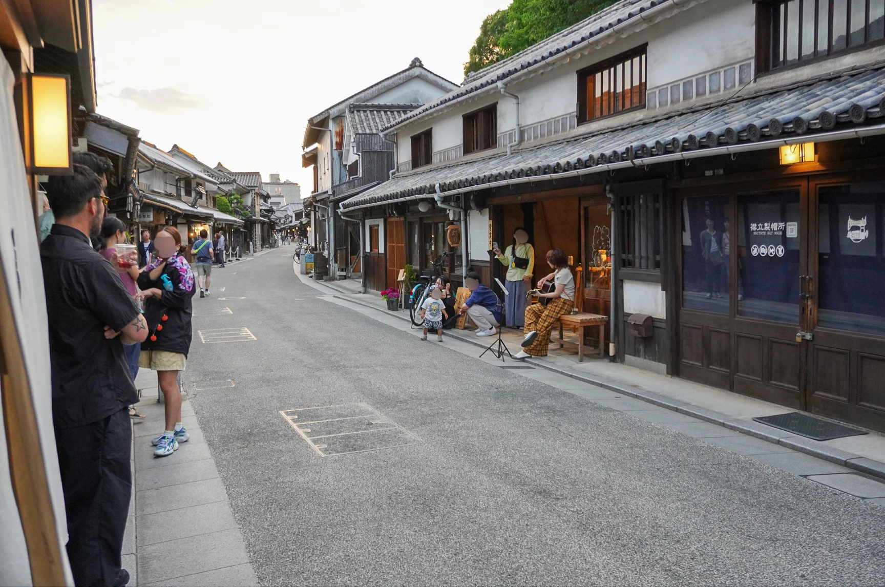 軒下で楽しむ参加者のようす
