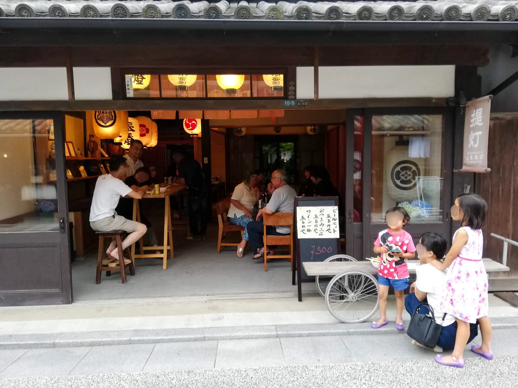 土間や軒下で過ごす参加者(画像提供:町の暮らしをたのしむ会)