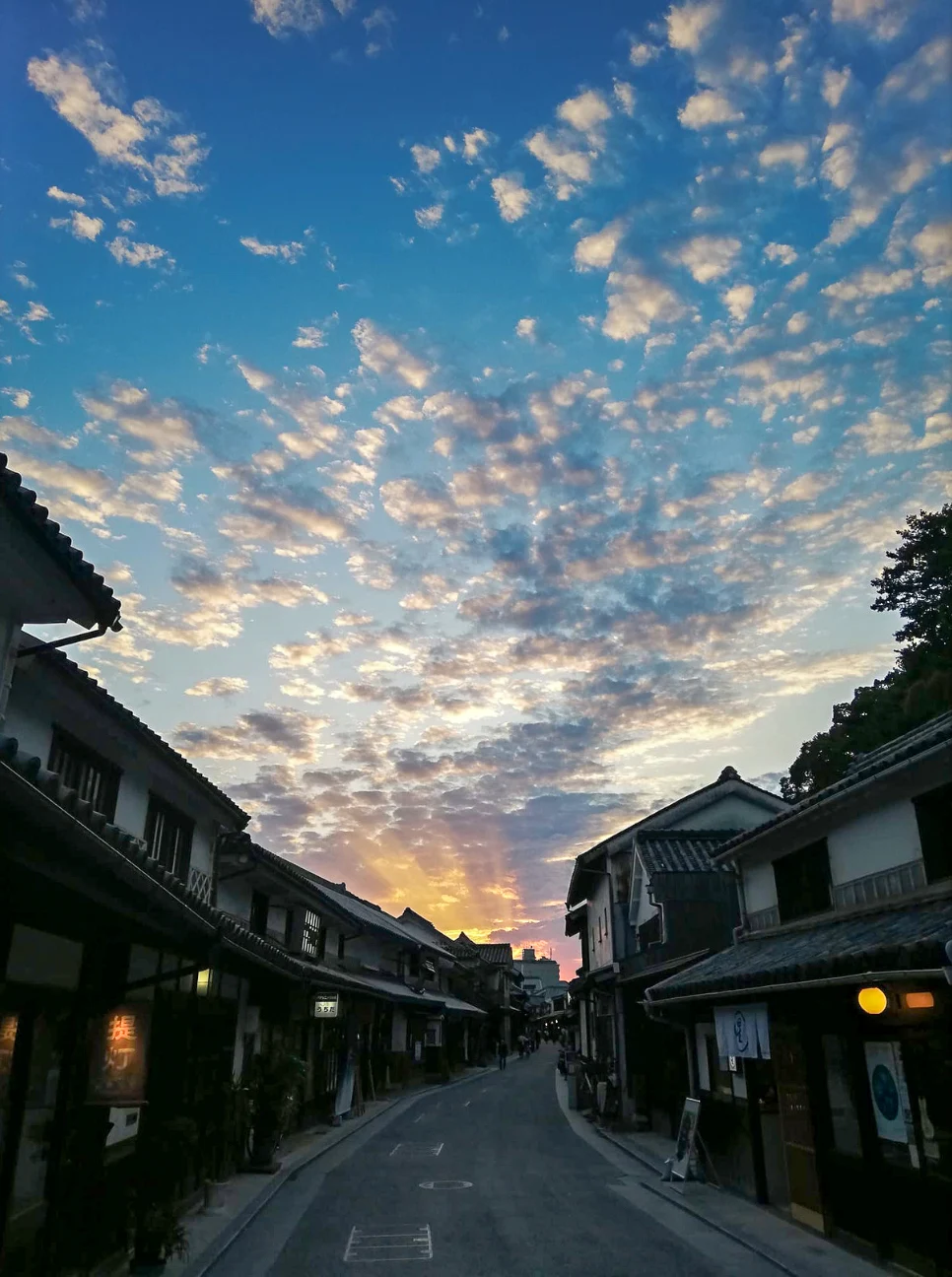 マジックアワーに本町通りから望む夕焼け空(画像提供:町の暮らしをたのしむ会)