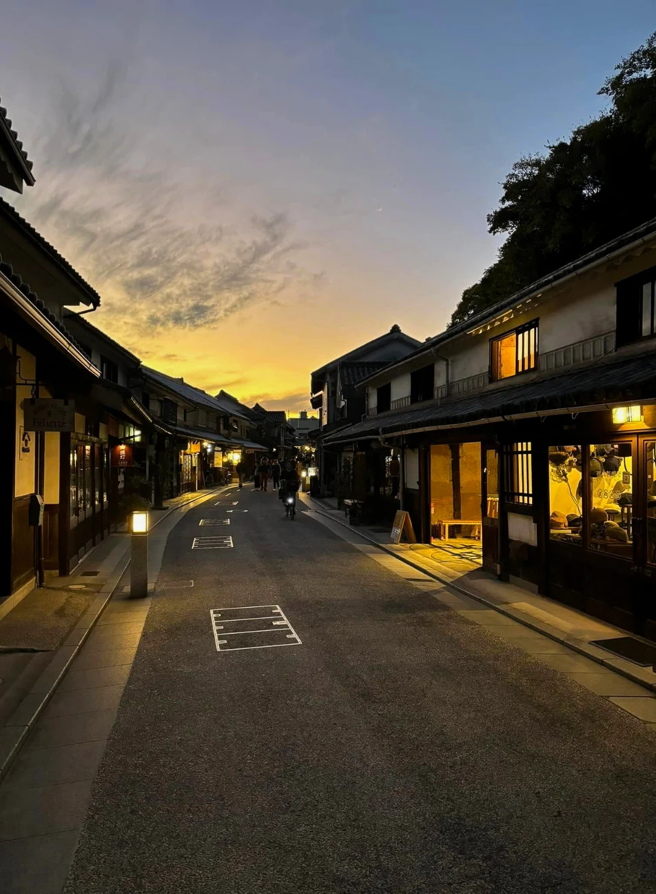 本町通りの夕焼け空と町家のあかり(画像提供:町の暮らしをたのしむ会)