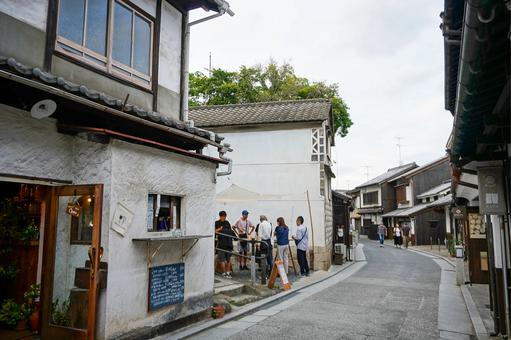 KUKU店舗と隣の広場のようす