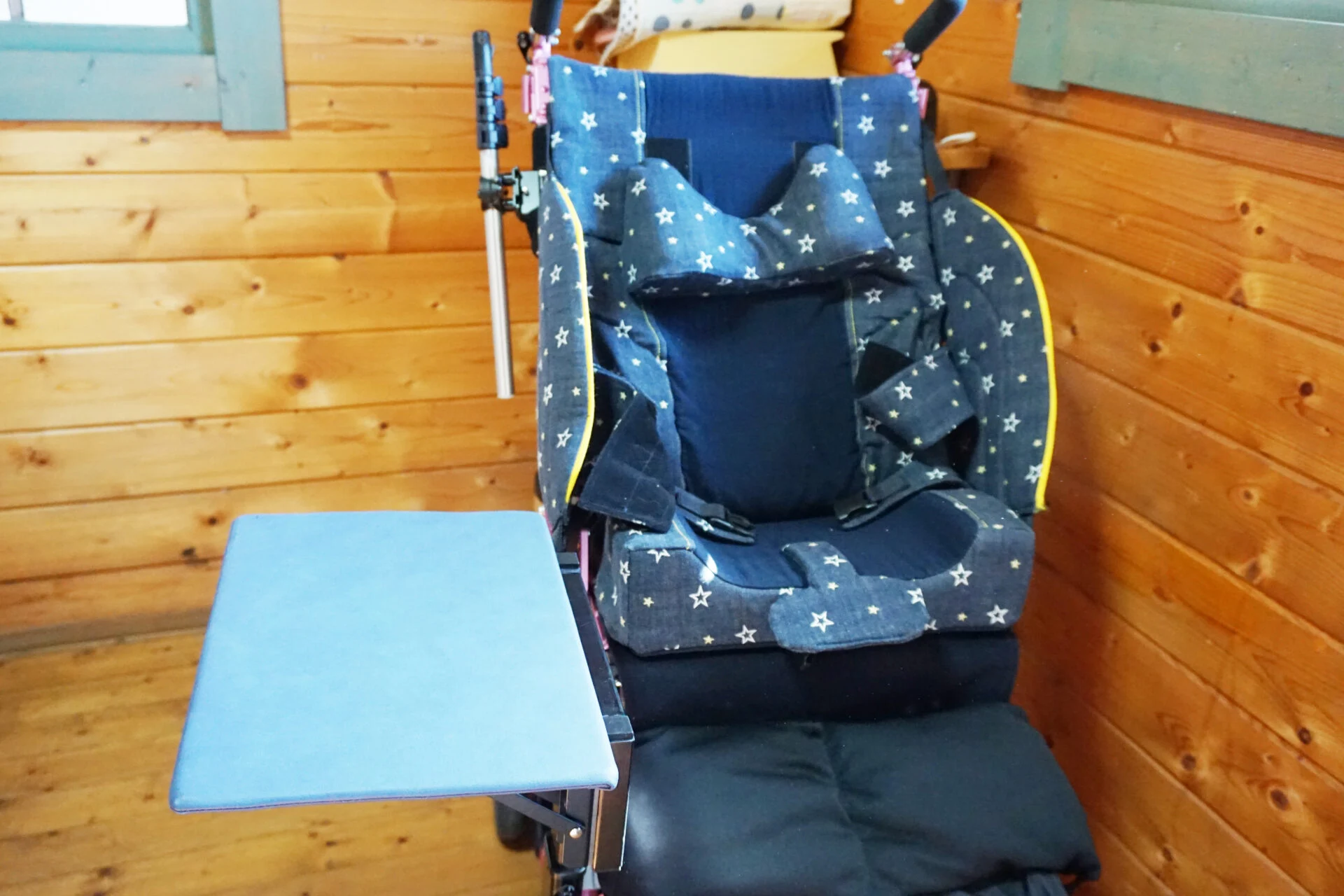 出展される製品の一つ、車いすに取り付ける「バタフライテーブル（となりの工房）」は、ご使用中の車いすに後付けできるか、相談ができます