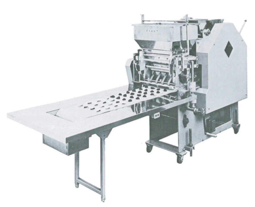 生八ツ橋製造機（写真提供：スズキ麺工）