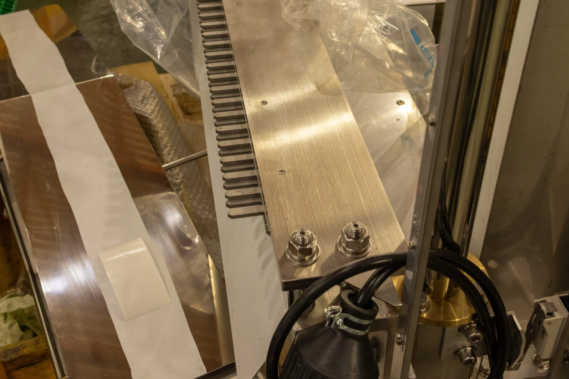 麺の端部を切りそろえる機械