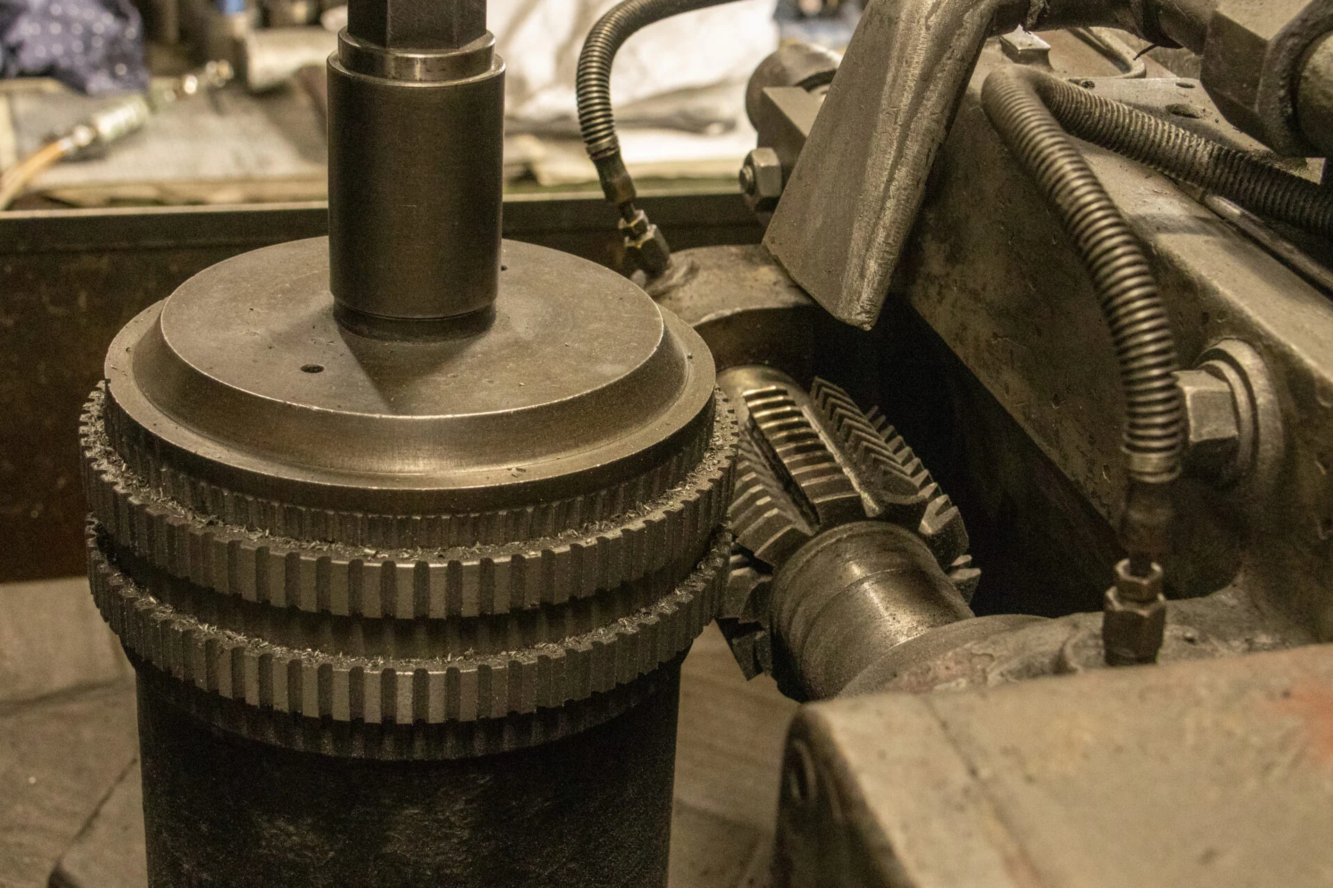 歯車を加工するホブ盤