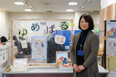 窓口の前に立つ赤木さん