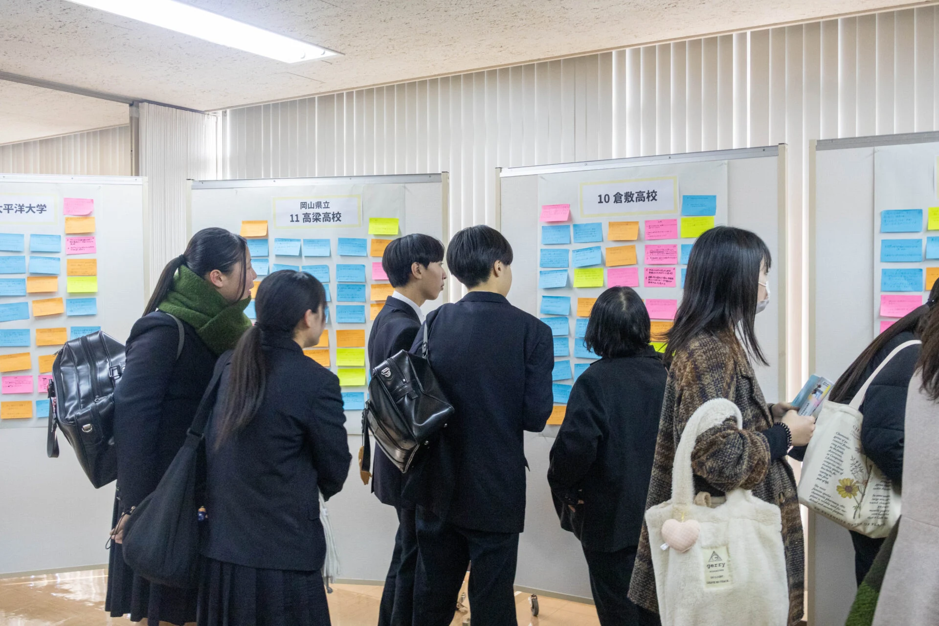 フィードバックの付箋を見る高校生達