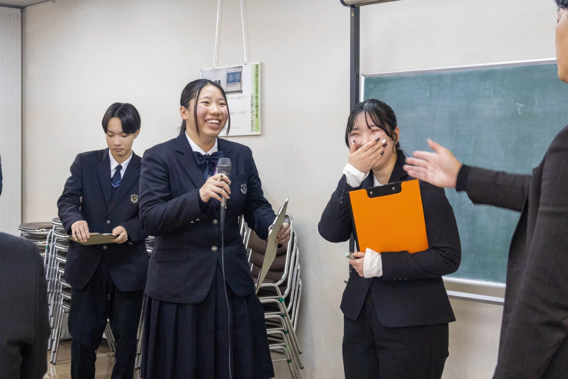 楽しそうに談笑する高校生と大学生