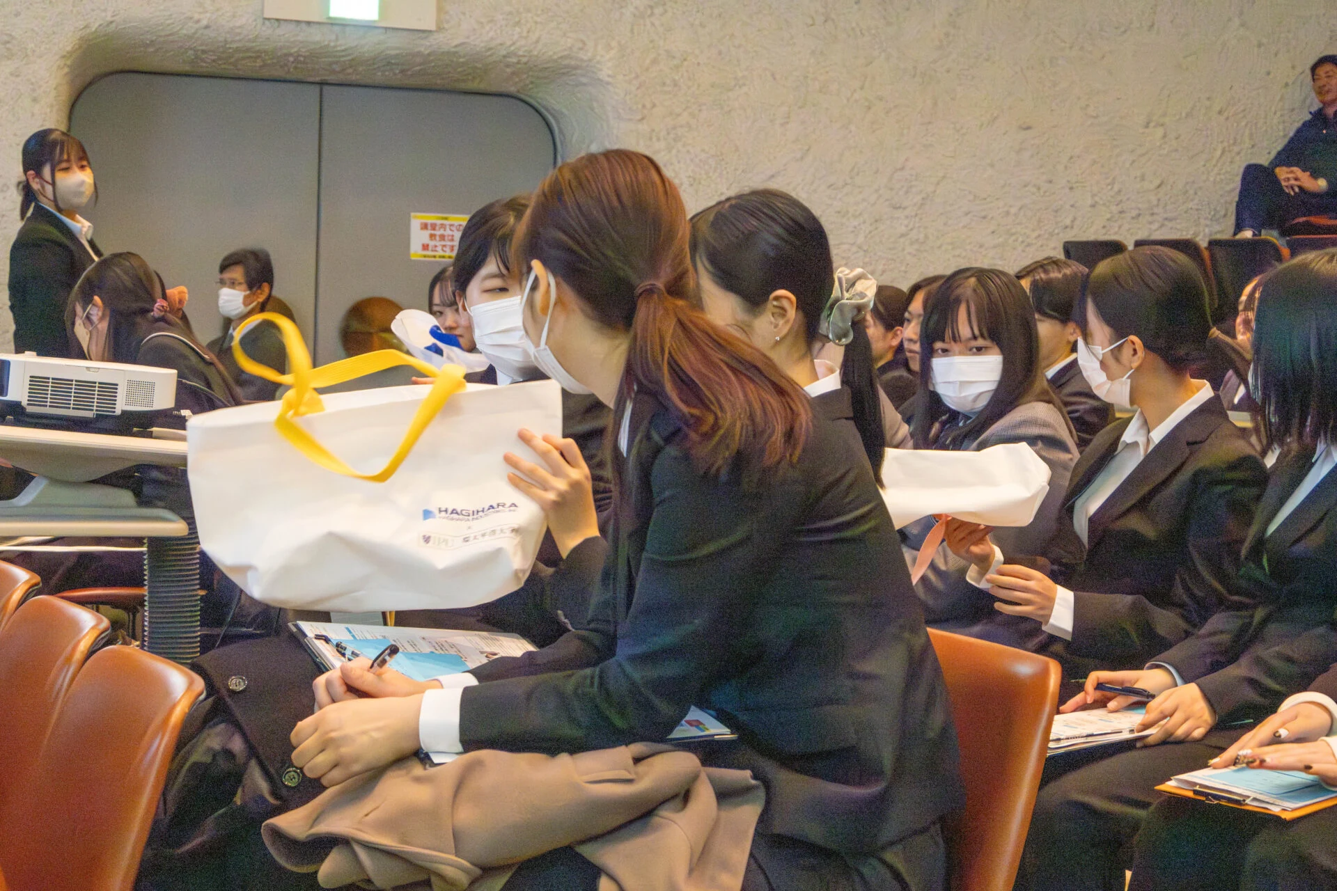 環太平洋大学が作ったオリジナルバッグを配布