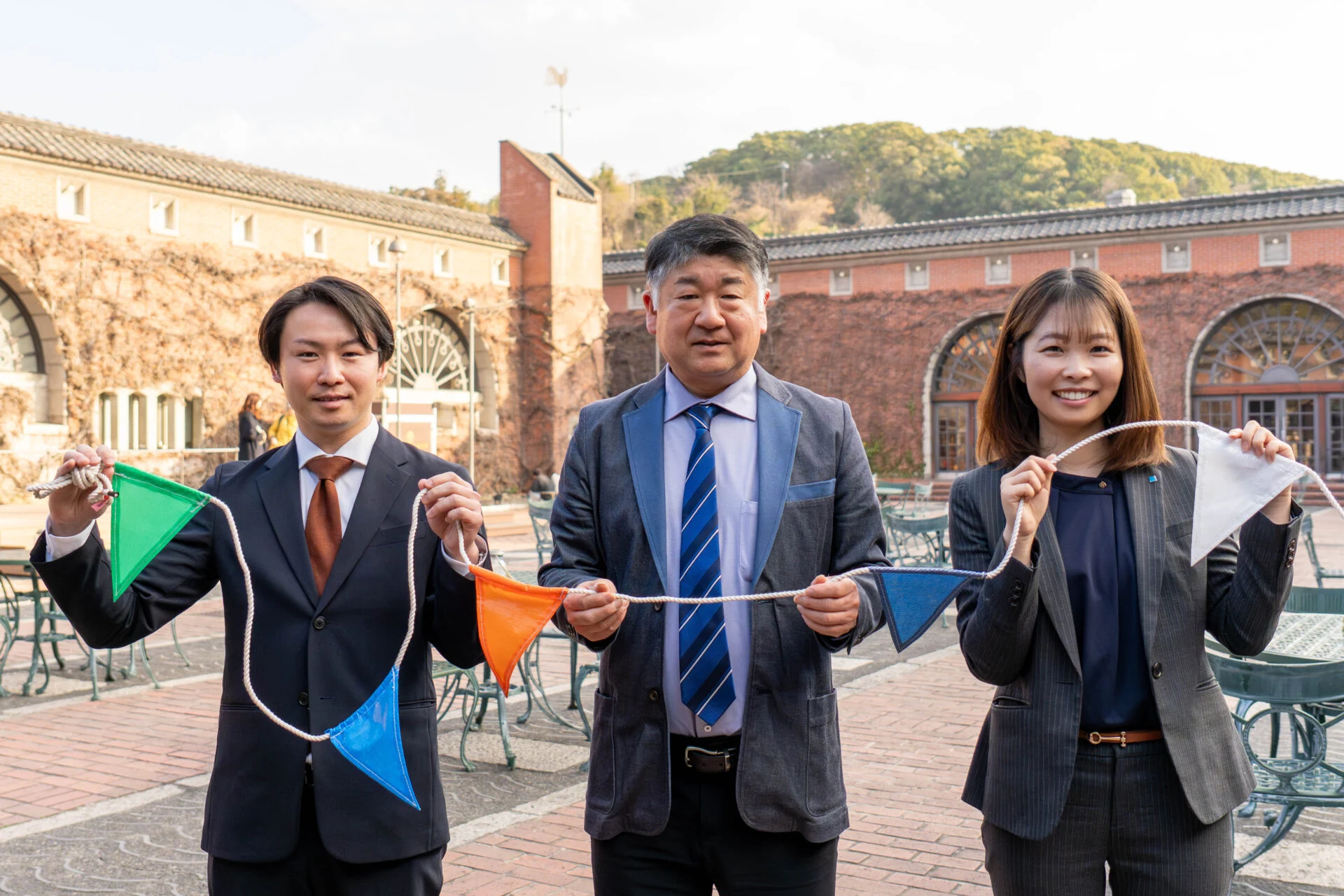 左から萩原工業の矢木建さん、倉敷アイビースクエアの中久保陵次さん、萩原工業の黒田杜季さん