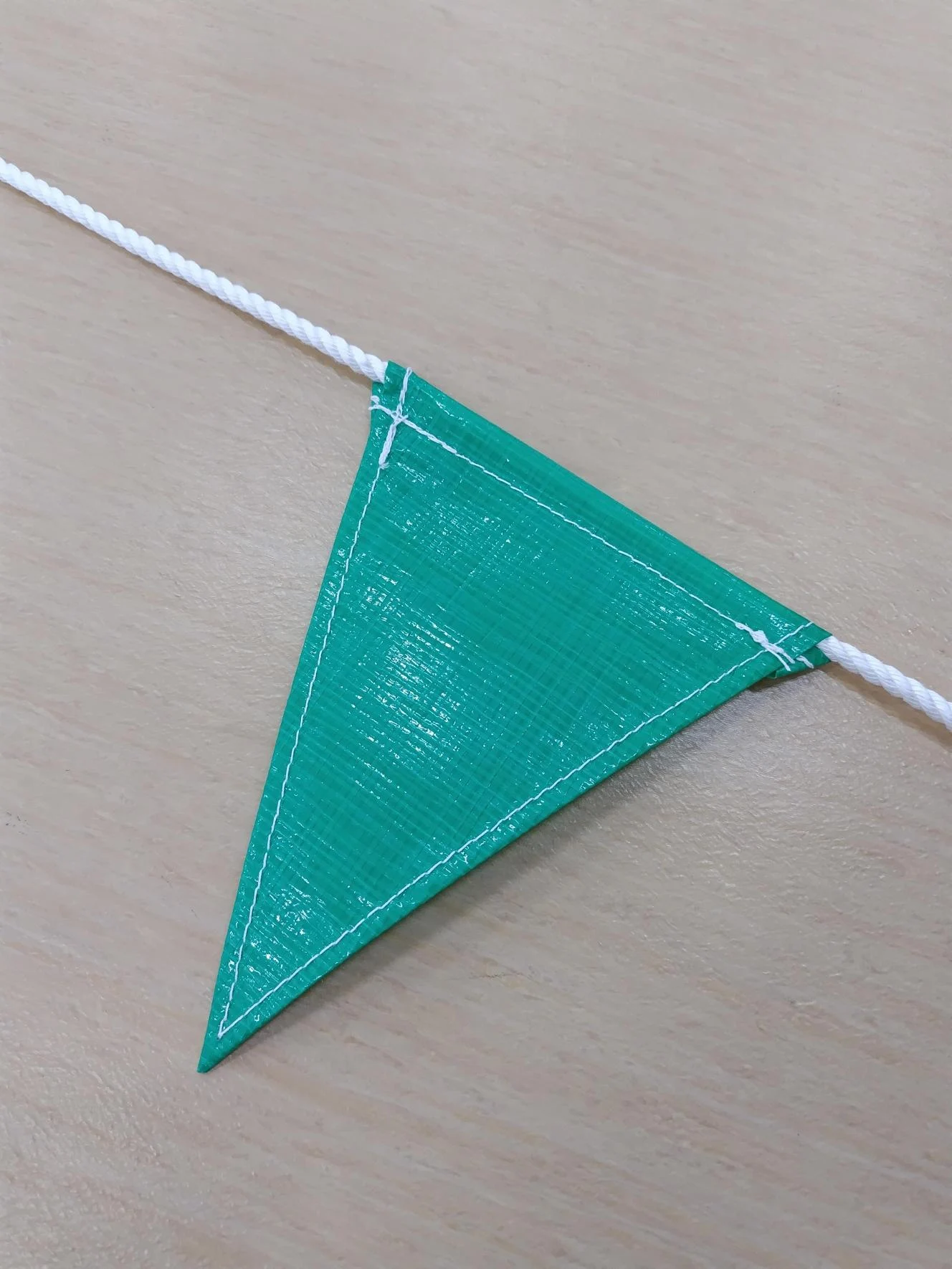 紐を通している（画像提供：萩原工業株式会社）