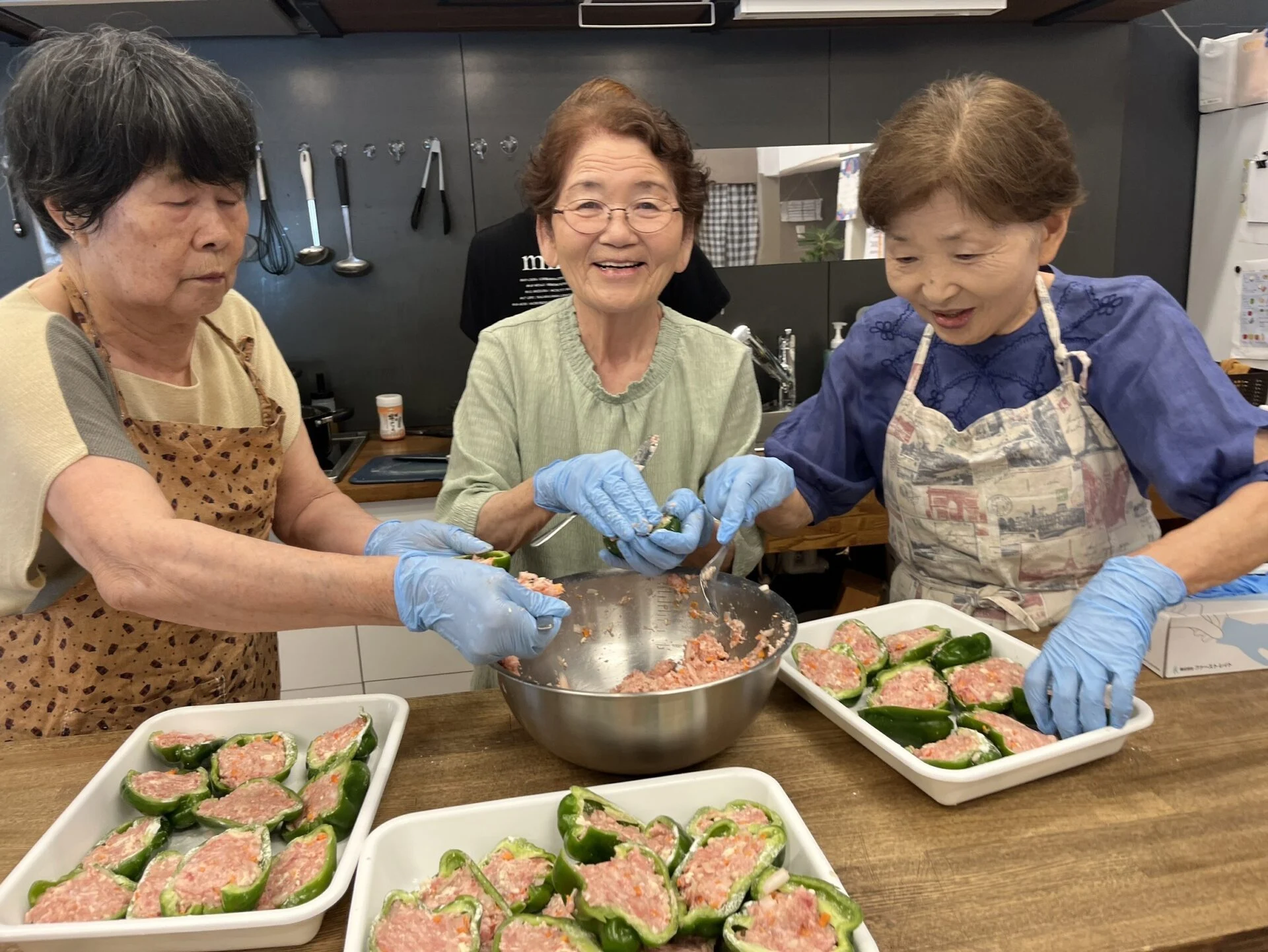 キッチンで料理をする利用者さん　画像提供：デイサービスSoda