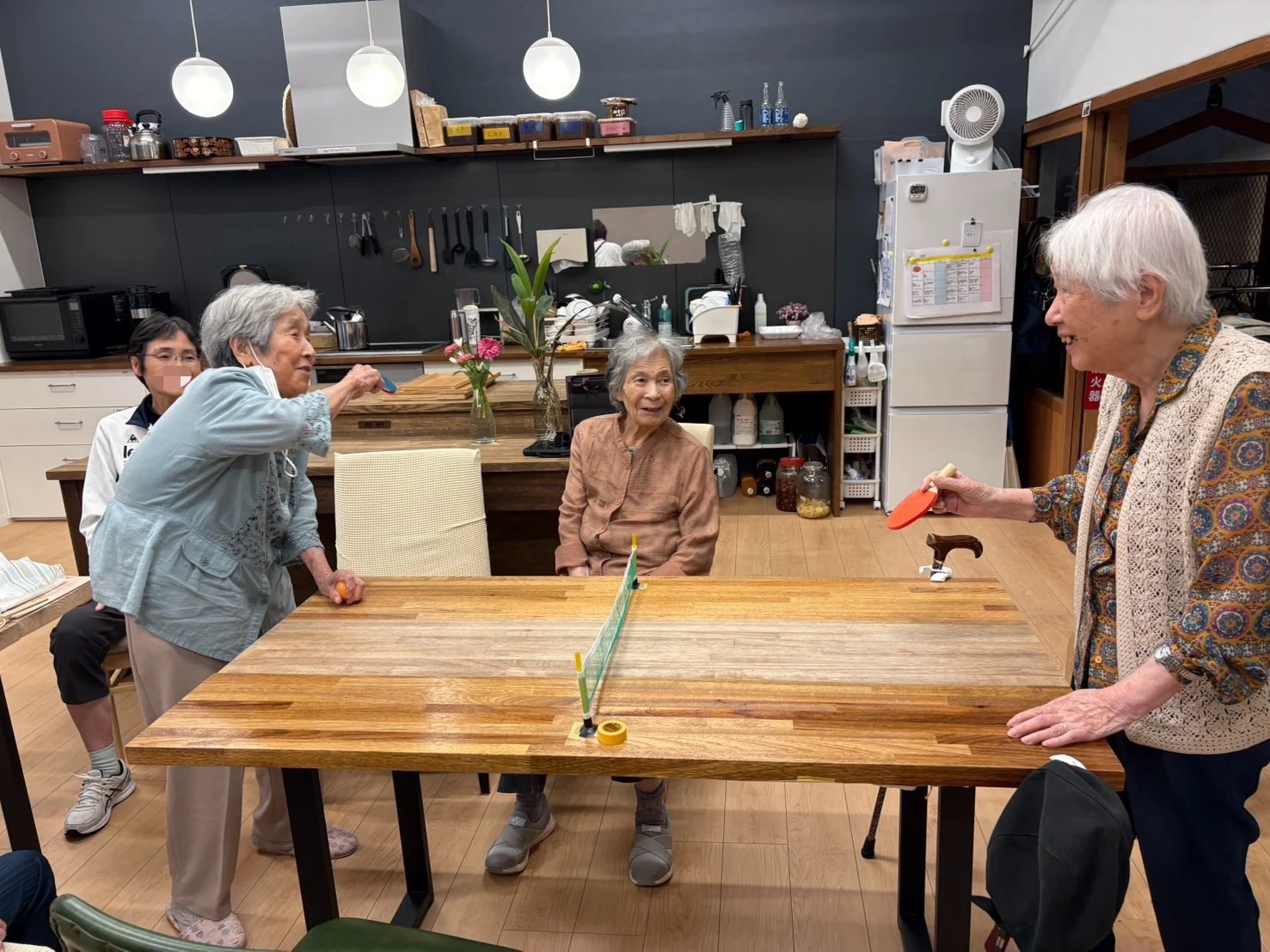 卓球をする利用者さん 画像提供:デイサービスSoda