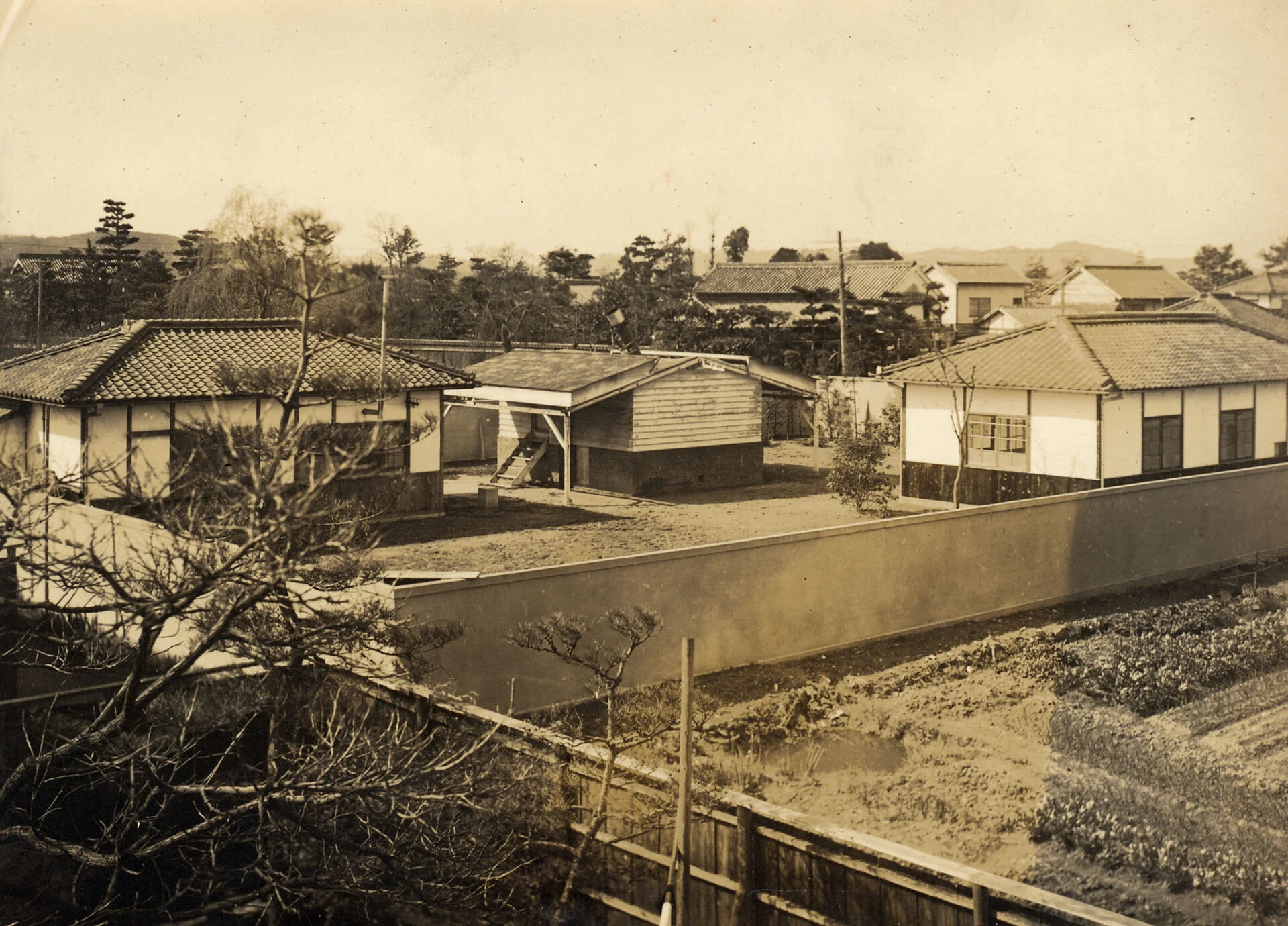 設立当時の倉敷天文台と周辺のようす（写真提供：倉敷天文台）