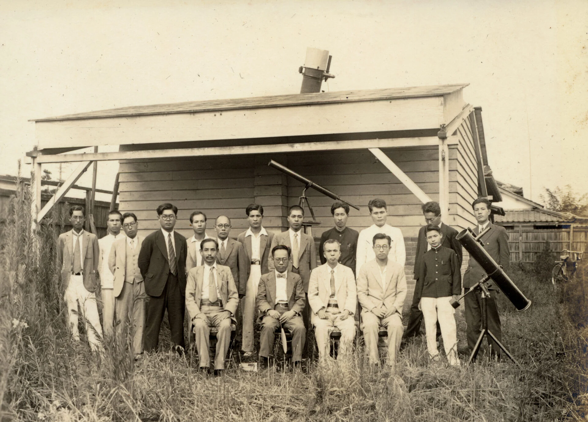 開設当時の職員の皆さん（写真提供：倉敷天文台）