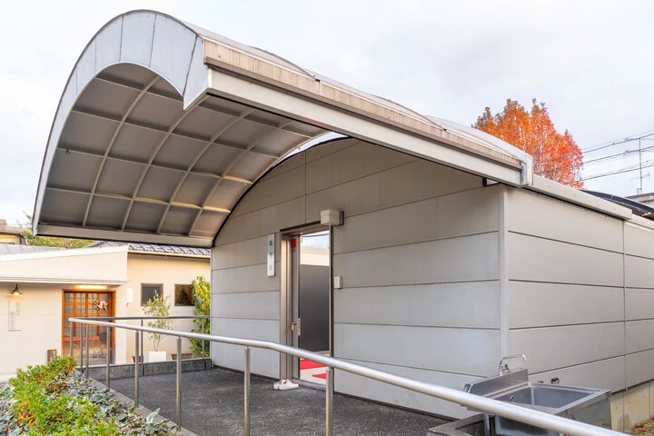 観望室（観測時には屋根が開く）