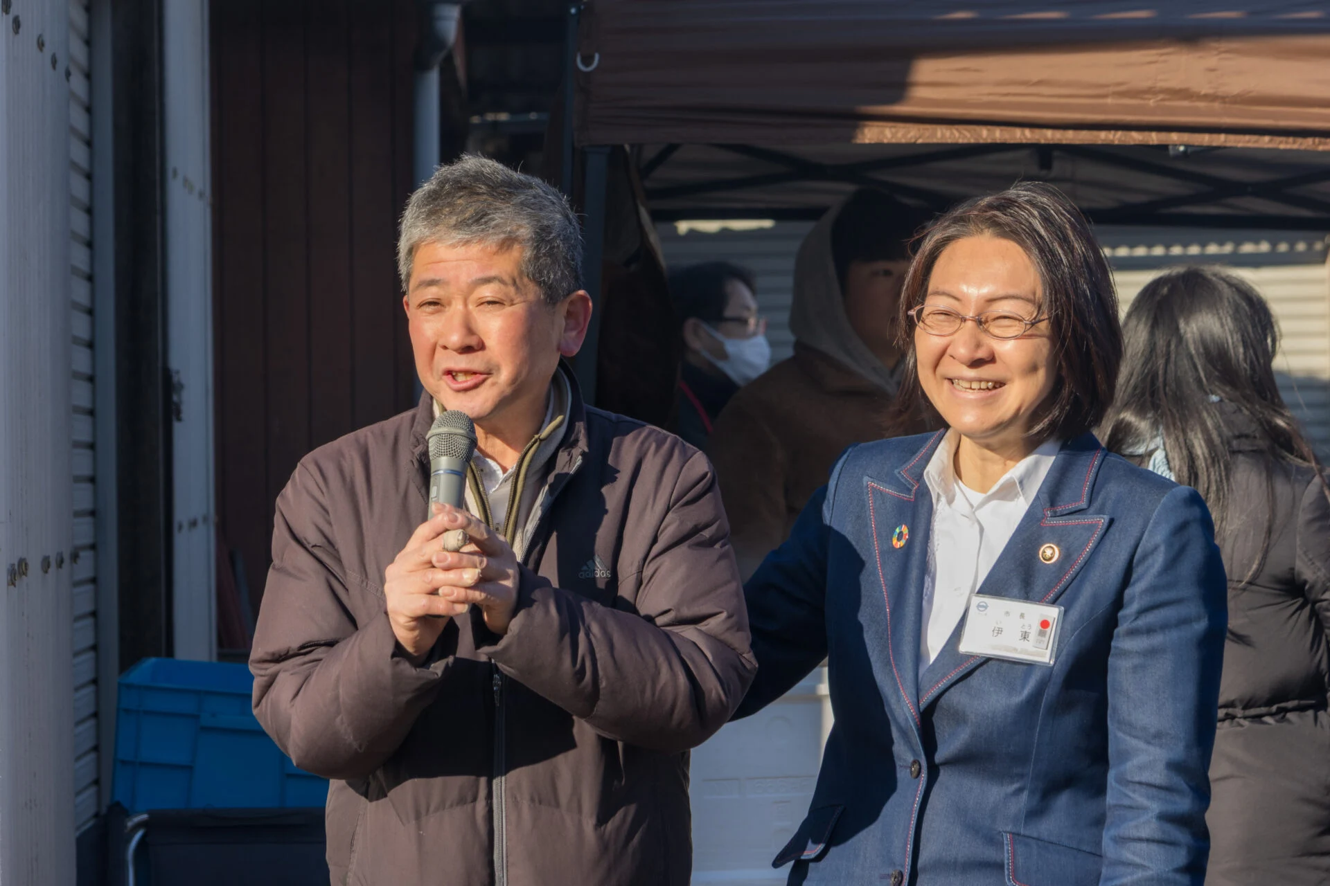 庵谷社長（左）と伊東市長（右）