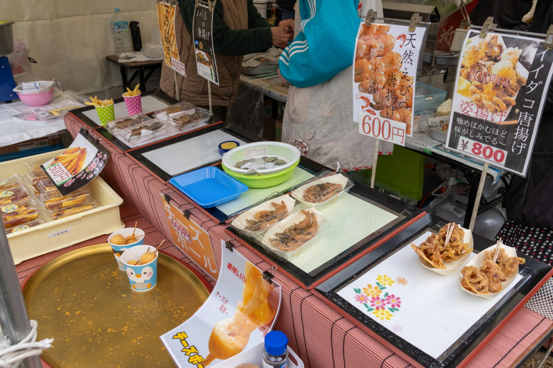 商品が飛ぶように売れる「うまか亭」