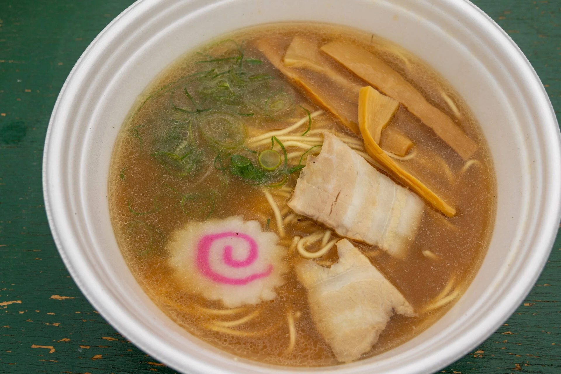 濃厚でコクのあるスープが自慢の「猪骨醤油中華そば」