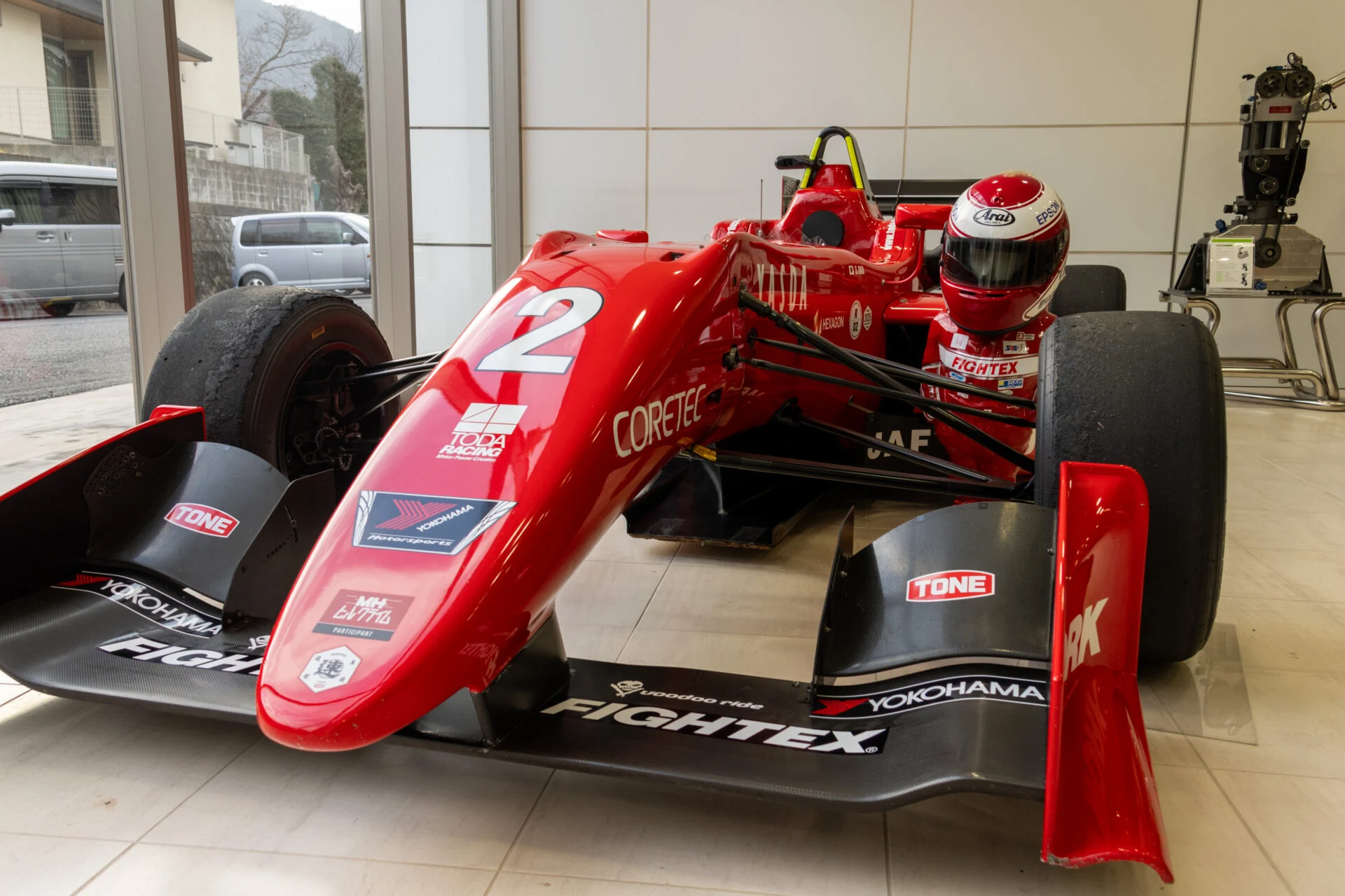 本社ショールームに展示されているフォーミュラカー