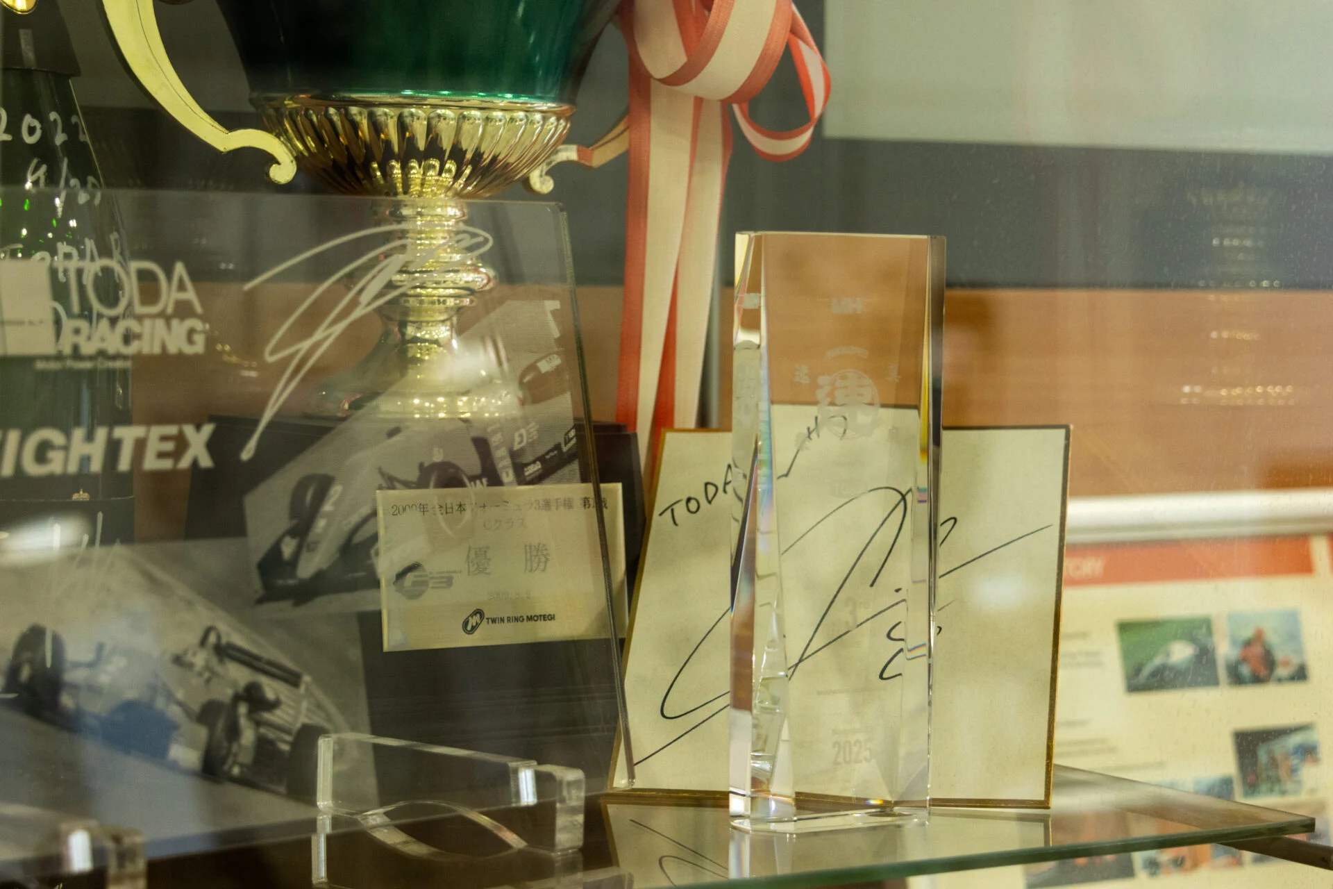 ショールームに飾られたトロフィーの数々