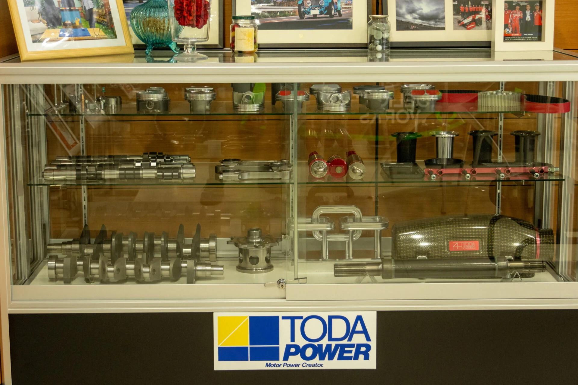 ショールームに展示されるアフターマーケット向けパーツの数々