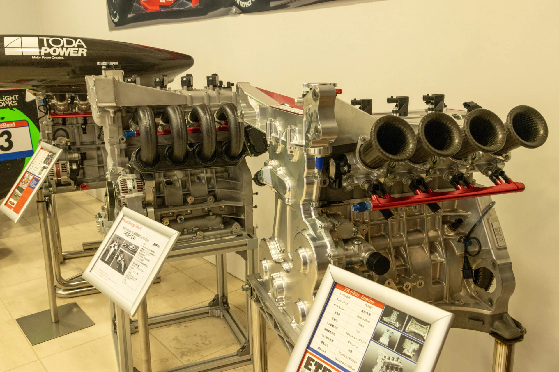 ショールームに展示される自社開発エンジン