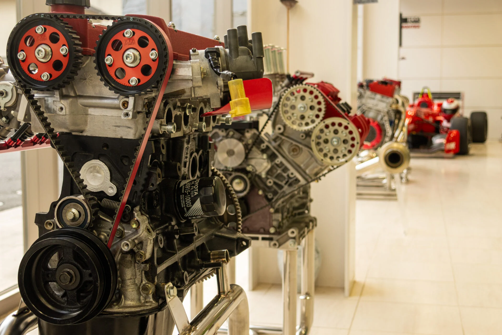 自社製パーツが組み込まれたコンプリートエンジンの数々