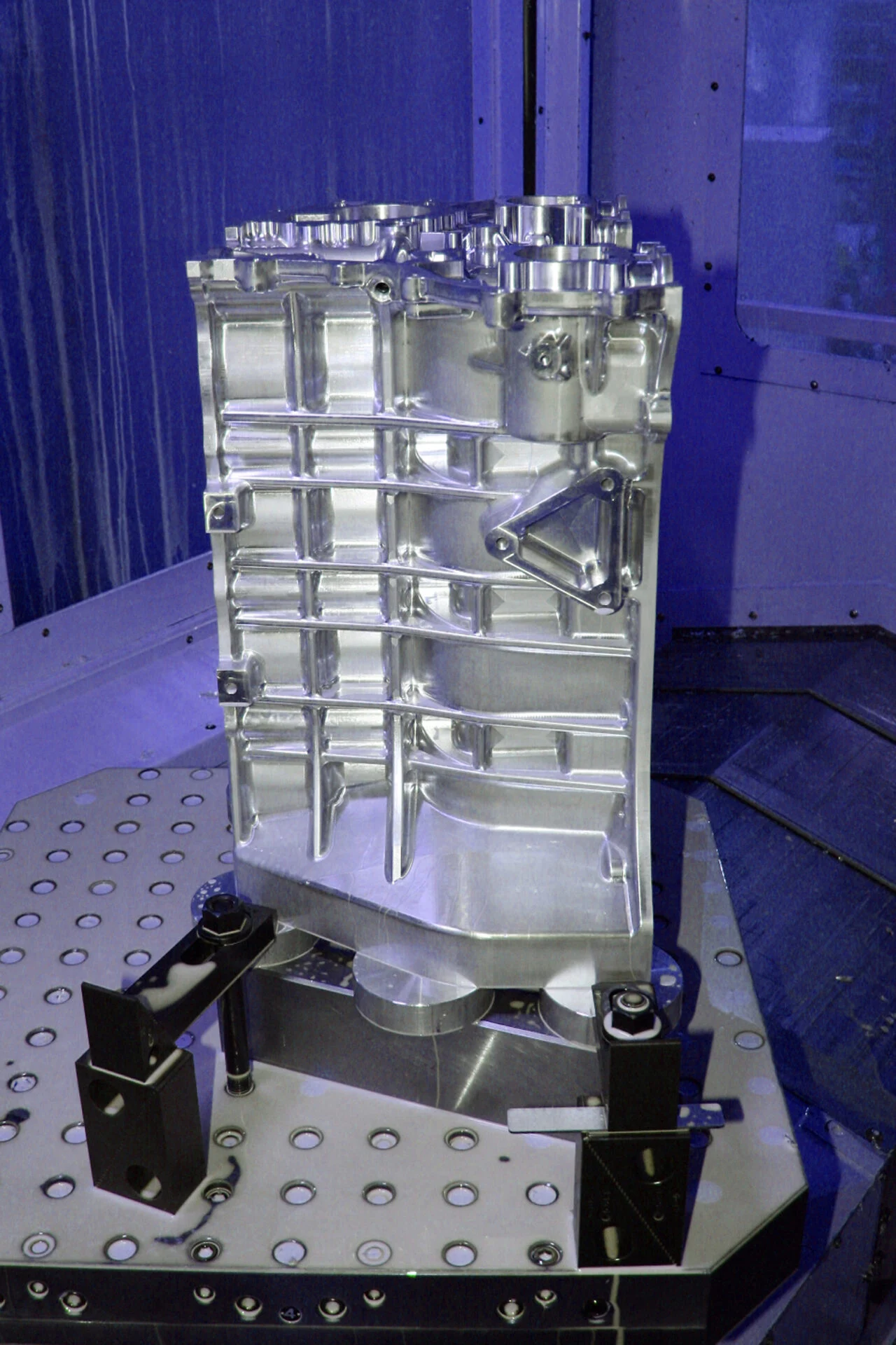 高性能な工作機械により加工される部品（画像提供：戸田レーシング）