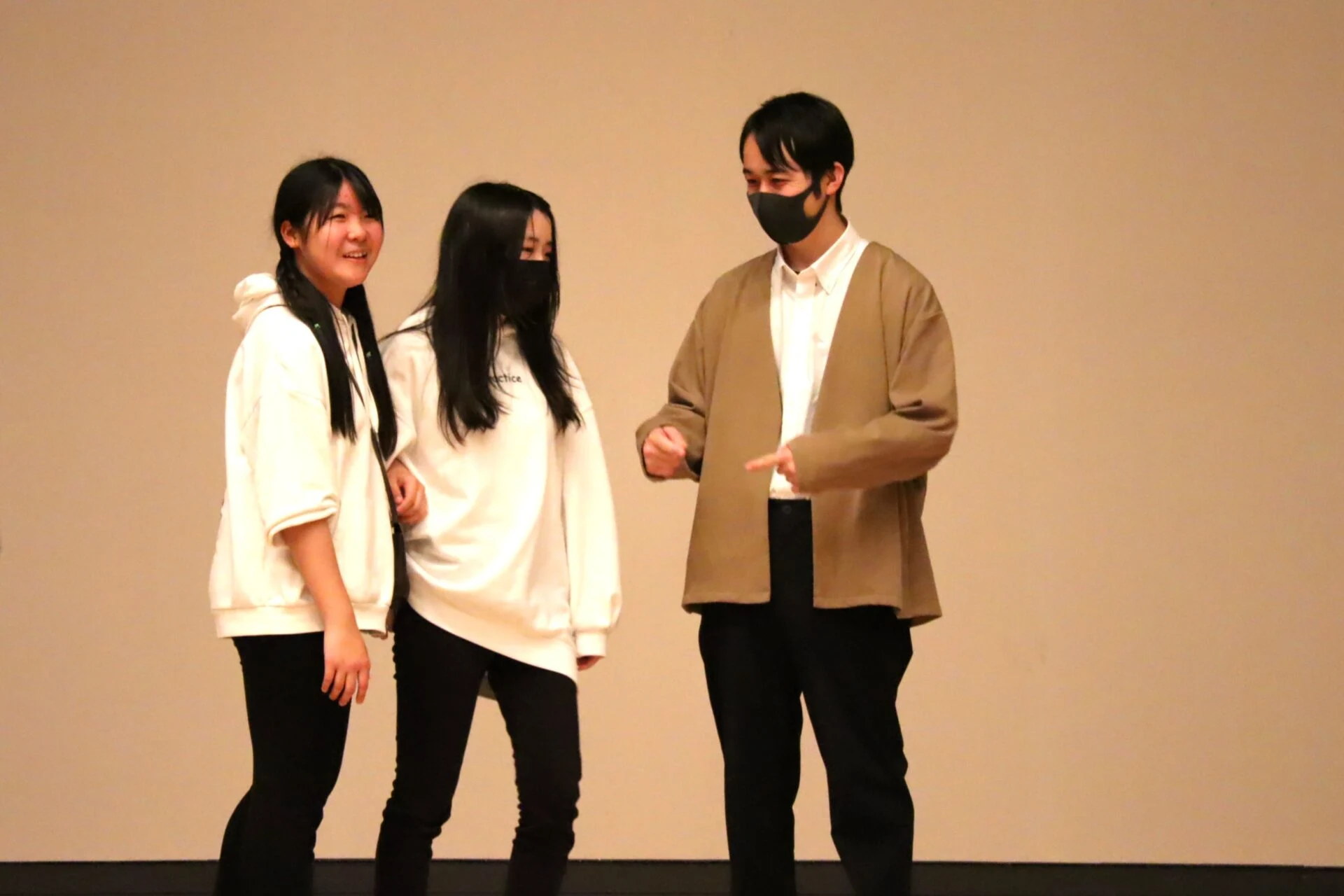 ステージで立ち位置などを確認　一番右が渡邊さん